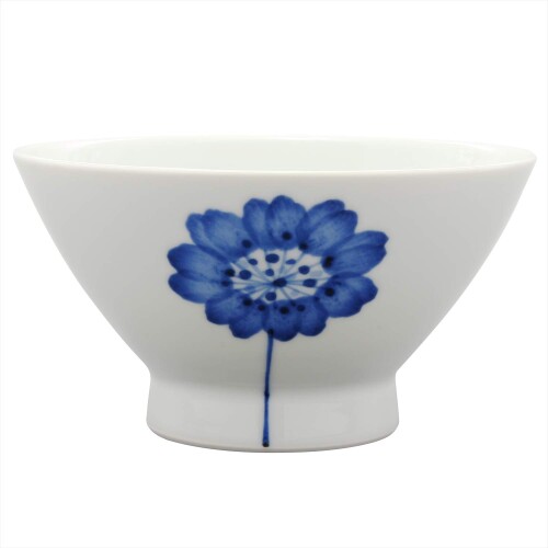 浜陶 波佐見焼 和山窯 flowers くらわんか碗 茶碗 一輪花柄 385711 商品サイズ:約12×6.5cm 商品重量:0.17kg 素材:磁器 生産国:日本 波佐見焼は長崎県東彼杵郡波佐見町で焼かれる陶磁器のこと。隣接する佐賀県有田町の陶磁器 ■有田焼と同様400年以上の伝統を持つ。 手描きのやさしさを感じられる筆跡に、青い絵柄と白い器のコントラストは、まるでキャンバスのよう。 手に馴染み、飯碗としてだけでなく、小鉢としても、多用途に使える"くらわんか碗"。 くらわんか碗とは、江戸時代より伝わる、高台が高く安定性のある、普段使いの器。 名称は、大阪淀川の交通の便であった大きな船に、商人が小舟で近づいて「酒食らわんか餅食らわんか」と囃しながら食事などを売った「くらわんか舟」に由来する。 手描きのため色柄等に多少違いが出る場合があります。 商品コード20081730127商品名浜陶 波佐見焼 和山窯 flowers くらわんか碗 茶碗 一輪花柄 385711型番385711サイズ12cmカラー一輪花※他モールでも併売しているため、タイミングによって在庫切れの可能性がございます。その際は、別途ご連絡させていただきます。※他モールでも併売しているため、タイミングによって在庫切れの可能性がございます。その際は、別途ご連絡させていただきます。