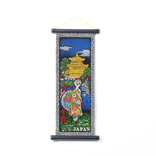 日本のお土産 掛け軸 金閣寺 舞妓 豆(縦41×横18cm) 日本製 ペナント素材 軽量・コンパクト サイズ:縦41×横18cm 素材:ペナント生地、軸:プラスチック 【海外ゲストに大人気!豪華なペナント掛け軸】秋葉原や浅草の土産物店でも連日完売するほど、外国人旅行客に支持されている大人気アイテム。ペナント素材特有の光沢感が、お部屋を一気に「和」の空間へと変えてくれます。【軽量・コンパクトで持ち運びに最適】本格的な掛け軸の雰囲気を保ちつつ、驚くほど軽量で丈夫。スーツケースの隙間に収まるサイズ感なので、海外への持ち帰りや郵送もスムーズで安心です。【圧巻のコストパフォーマンス】豪華な見た目ながら、お土産として配りやすいリーズナブルな価格を実現。ホームステイ先への手土産や、ビジネスパートナーへのノベルティとして、大量に用意する際にも最適です。【選べる日本文化のデザイン】富士山、侍、忍者など、日本を象徴する美しい絵柄。玄関やリビング、オフィスに飾るだけで、日本の伝統美を身近に感じていただけます。 【海外ゲストに大人気!豪華なペナント掛け軸】秋葉原や浅草の土産物店でも連日完売するほど、外国人旅行客に支持されている大人気アイテム。ペナント素材特有の光沢感が、お部屋を一気に「和」の空間へと変えてくれます。 【軽量 ■コンパクトで持ち運びに最適】本格的な掛け軸の雰囲気を保ちつつ、驚くほど軽量で丈夫。スーツケースの隙間に収まるサイズ感なので、海外への持ち帰りや郵送もスムーズで安心です。 【圧巻のコストパフォーマンス】豪華な見た目ながら、お土産として配りやすいリーズナブルな価格を実現。ホームステイ先への手土産や、ビジネスパートナーへのノベルティとして、大量に用意する際にも最適です。 【選べる日本文化のデザイン】富士山、侍、忍者など、日本を象徴する美しい絵柄。玄関やリビング、オフィスに飾るだけで、日本の伝統美を身近に感じていただけます。 商品コード20082217288商品名日本のお土産 掛け軸 金閣寺 舞妓 豆(縦41&times;横18cm) 日本製 ペナント素材 軽量・コンパクト型番SC101サイズ豆カラー金閣寺 舞妓※他モールでも併売しているため、タイミングによって在庫切れの可能性がございます。その際は、別途ご連絡させていただきます。※他モールでも併売しているため、タイミングによって在庫切れの可能性がございます。その際は、別途ご連絡させていただきます。