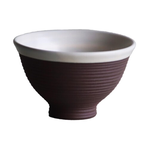 アワサカ(Awasaka) 「 千段 」 茶々 白×黒土 ティーカップ 湯呑み 小鉢 直径約8.5×高さ5cm 容量約100ml 電子レンジ 食洗機対応 日本製 SD88-A02 商品サイズ:約8.5×8.5×5cm 商品重量:約100g 容量:約100ml 素材:陶器 生産国:日本 職人が一つ一つロクロを使い繊細な線を入れることで唯一無二の存在感を醸し出します。 マットな質感と手に持ちやすい形。食卓のアクセントにも。 商品コード20081901299商品名アワサカ(Awasaka) 「 千段 」 茶々 白&times;黒土 ティーカップ 湯呑み 小鉢 直径約8.5&times;高さ5cm 容量約100ml 電子レンジ 食洗機対応 日本製 SD88-A02型番SD88-A02サイズ&phi;85&times;50mm・100ccカラー02.白&times;黒土※他モールでも併売しているため、タイミングによって在庫切れの可能性がございます。その際は、別途ご連絡させていただきます。※他モールでも併売しているため、タイミングによって在庫切れの可能性がございます。その際は、別途ご連絡させていただきます。