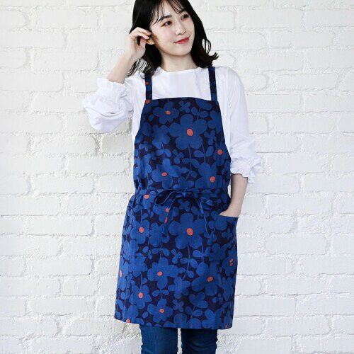レップ(Rep) エプロン レディース おしゃれ 綿100％ 軽い 長さ調節 ポケット 大人 プレゼント アビチュアル 554463-MAIL 花柄 モナ ネイビー 【北欧風の花柄が魅力】人気のアビチュアルシリーズから、北欧風の花柄をトレンド感のある配色でデザインした、おしゃれなエプロンの登場しました。 【5つの魅力】 しっかり結べる前結びタイプ:身長や体型を気にせず着やすくなっています 調節可能なすっきり肩紐:後ろのボタンで2段階に調節可能です ポケット2か所:スマホや小物を入れてさっと取り出せます 調度いいサイズ感:長すぎず短すぎない着丈73cm こだわり抜いた素材:インド綿100%使用。洗い替えに何枚あっても便利で、プレゼントにもオススメです。 サイズ:着丈73×幅84cm 材質:インド綿100% 商品コード20076175307商品名レップ(Rep) エプロン レディース おしゃれ 綿100％ 軽い 長さ調節 ポケット 大人 プレゼント アビチュアル 554463-MAIL 花柄 モナ ネイビー型番NV 554463-MAILサイズ着丈73&times;幅84cmカラーモナ(ネイビー)※他モールでも併売しているため、タイミングによって在庫切れの可能性がございます。その際は、別途ご連絡させていただきます。※他モールでも併売しているため、タイミングによって在庫切れの可能性がございます。その際は、別途ご連絡させていただきます。