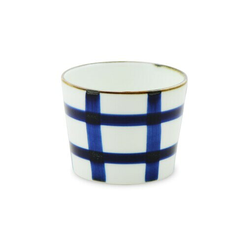 natural69 焦がし呉須 そば猪口 格子/食器 小鉢 茶器 食洗機対応 日本製 北欧 陶磁器 ギフト 8cm×高さ6cm　容量約200ml 材質:磁器 質感:つるつる(焦げ部分ざらざら) 産地:日本/波佐見焼 対応機器:食器洗浄機 使用可〇 / 電子レンジ 使用可 / オーブン 使用不可× 和の重厚な雰囲気を持つ焦がし呉須シリーズ natural69 焦がし呉須シリーズ 和の重厚な雰囲気を持つ焦がし呉須シリーズ。 濃厚な絵具を使い、濃い部分はあえて焦がし、茶色の絵具で縁取りしています。 アイボリーの釉薬を使用していて、温かみと重厚感のある食器に仕上がりました。 絵柄も大柄で、筆の勢いを感じられる手書きならではの絵柄。 手書きの為、1つ1つ絵柄は異なり、濃さも異なります。 全体に絵柄が入っているので、どこから見ても可愛い! 【そば猪口 (全3柄)】 手に収まるほどよいサイズ感で、そば猪口としてはもちろん、 デザートカップや小鉢、湯呑、デザートカップなど幅広く活躍します。 重さも軽く、日常使いにぴったり。 鮮やかな呉須が料理を引き立て、食卓に落ち着いた華やぎを添えてくれます。 商品コード20081697322商品名natural69 焦がし呉須 そば猪口 格子/食器 小鉢 茶器 食洗機対応 日本製 北欧 陶磁器 ギフト型番N0201-natu-koga-1soba-2サイズ8cm&times;6cmカラーネイビー※他モールでも併売しているため、タイミングによって在庫切れの可能性がございます。その際は、別途ご連絡させていただきます。※他モールでも併売しているため、タイミングによって在庫切れの可能性がございます。その際は、別途ご連絡させていただきます。