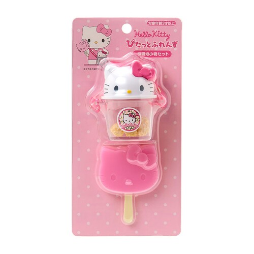 サンリオ(SANRIO) 遊園地小物セット（ぴたっとふれんず） ハローキティ 対象年齢3才以上 875694 本体サイズ:ポップコーンバスケット:約幅5.5×奥行4.5×高さ6.5cm( ※ショルダー紐含まず)ショルダー紐の長さ:24cmアイスキャンディ:約幅5×奥行1×高さ7cm。主な材料・原料:PVC、PP アイスキャンディは手に持てる。ポップコーンバスケットは中のポップコーンがシャカシャカ動く仕様。ポップコーンバスケット開閉不可。ショルダー紐取り外し不可。対象年齢3才以上。 (C) 2026 SANRIO CO., LTD.　著作 株式会社サンリオ 商品紹介 ぴたっとふれんずに遊園地へのお出かけスタイルをイメージしたシリーズが登場。フェイス形のポップコーンバスケットやアイスがキュート。テーマパークなどでのぬい撮りにぴったり。 安全警告 【警告】 ■小部品があります。誤飲 ■窒息の危険がありますので、3歳未満のお子様には絶対に与えないでください。 【注意】 ■金属部分を乳幼児がなめたり、口に入れたり、飲み込む等しないようにお取り扱いに注意してください。 ■ショルダーは、指などに巻きつけないでください。血がかよわなくなり危険です。 商品コード20082287326商品名サンリオ(SANRIO) 遊園地小物セット（ぴたっとふれんず） ハローキティ 対象年齢3才以上 875694型番875694カラーハローキティ 小物セット※他モールでも併売しているため、タイミングによって在庫切れの可能性がございます。その際は、別途ご連絡させていただきます。※他モールでも併売しているため、タイミングによって在庫切れの可能性がございます。その際は、別途ご連絡させていただきます。