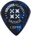 Grover Allman Vintage Celluloid, Blue, Jazz, 1.35mm 10枚 世界で3,500万枚以上の販売実績を誇るGROVER ALLMANのピックです(10枚セット) ビンテージ・セルロイドピックはスムーズなピッキングと温かい音が特徴です。 【形状】ジャズ 【厚さ】1.35mm 【色】青 説明 商品紹介 世界25ヶ国、3,500万枚以上の販売実績。 豪州発のピックメーカー 【GROVER ALLMAN (グローバーオールマン)】 EXTREMEのギタリストであるNUNO BETTENCOURT(ヌーノ ■ベッテンコート)や、 ベーシストのPAT BADGER(パット ■バジャー)を始め、 ROB ZOMBIE BANDやMARILYN MANSONでギタリストを務めたJOHN 5(ジョン ■ファイブ)、 ALICE COOPER BANDのTOMMY HENRIKSEN(トミー ■ヘンリクセン)など、 世界のプロフェッショナルが愛用しているオーストラリア発のギターピックです。 ---豊富なバリエーションに、独自のシェイプ。選べるピック。 ティアドロップ、おにぎり、ジャズ等の定番のシェイプに加えて、 GROVER ALLMANオリジナルの 【ISOシェイプ】は、通常のティアドロップよりも全ての角が鋭角になっています。 それにより、指で握りこむ面積が広くなり、より握りやすく、ピッキングが安定するようになります。 素材においては、ポピュラーなセルロイドを中心に、デルリン、ナイロン、 そして独特なツルツルとした手ざわりのG-POLYなど、様々なラインナップを擁しています。 ---高度なプリント技術、美しいデザイン。 ビンテージセルロイドシリーズに代表される美しいデザインは、 選び抜かれたより鮮やかな素材を使用しています。 また高度なプリント技術を駆使し、 【SIMPSONS】や 【Rockin' Jelly Bean】、 日本国内ではLINEスランプなどで人気のキャラクター 【カナヘイの小動物】などのデザインを落とし込み、 オリジナリティのあるピックのリリースも続けています。 ご注意(免責)必ずお読みください 色柄には個体差がありますのでご了承下さい 。 商品コード20063905337商品名Grover Allman Vintage Celluloid, Blue, Jazz, 1.35mm 10枚型番AMPJV0006サイズ1.35mmカラーBlue※他モールでも併売しているため、タイミングによって在庫切れの可能性がございます。その際は、別途ご連絡させていただきます。※他モールでも併売しているため、タイミングによって在庫切れの可能性がございます。その際は、別途ご連絡させていただきます。