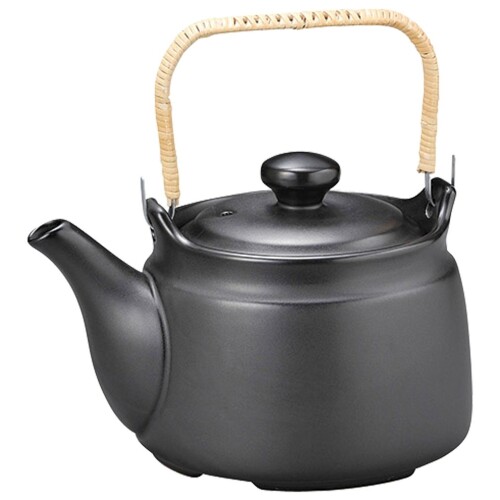 山下工芸 常滑焼 黒釉耐熱土瓶6号 1100cc 13043100 サイズ:25×25×25cm^素材:器^生産地:日本 ■陶磁器はワレモノです。衝撃を与えますと破損する恐れがありますので、取り扱いには十分ご注意ください。 ■陶磁器は急激な温度変化に弱く、熱くなった器を冷水につけたり、冷たい器を急激に熱したりすると破損する恐れがありますので、取り扱いには十分ご注意ください。 ■テーブル等の上では引きずらないようにご注意ください。表面を傷つける場合があります。必要に応じてテーブルマット等をご使用ください。 ■洗浄する際は、台所洗剤を柔らかいスポンジや布につけて洗い、よく水気を切り乾燥させてから収納してください。 ■金属たわし、 研磨剤入りの洗剤は傷をつける原因になりますので使用しないでください。 商品コード20082045349商品名山下工芸 常滑焼 黒釉耐熱土瓶6号 1100cc 13043100型番4550089265693サイズ25&times;25&times;25cmカラーマルチ※他モールでも併売しているため、タイミングによって在庫切れの可能性がございます。その際は、別途ご連絡させていただきます。※他モールでも併売しているため、タイミングによって在庫切れの可能性がございます。その際は、別途ご連絡させていただきます。