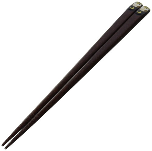 カワイ 箸 ぷっくり 月ふくろう 黒 23cm 天を削ぎ、三日月とふくろうをぷっくりとあしらったお箸。 [サイズ]長さ約23cm [素材・材質]木地:天然木/ 塗:アクリル 原産国:日本 天を削ぎ、三日月とふくろうをぷっくりとあしらったお箸。 天然木の色合いがかわいらしさに落ち着きを添えています。 [お箸の選び方] 「ひとあた(利き手の親指と人差し指を直角に広げた長さ)｣の1.5倍の長さ、または指をそろえた手の付け根から中指の先までの長さより3cm長いものがちょうどよいお箸の長さとされています。 [サイズ]長さ約23cm [素材・材質]木地:天然木/ 塗:アクリル [生産国]日本 ■使い終わったらやさしく洗い、しっかり水気を拭き取ってください。水に長時間浸けておくと傷みやすくなります。 ■米粒がついて取れなくなってしまったときはぬるま湯に数分浸しておけば水で洗い流せるようになります(ぬるま湯に浸す時間は数分にとどめてください)。無理にはがさないようご注意ください。 ■塗りが剥げてきたり、先が割れてきたら交換の時期です。 商品コード20076071369商品名カワイ 箸 ぷっくり 月ふくろう 黒 23cm型番109640カラー黒※他モールでも併売しているため、タイミングによって在庫切れの可能性がございます。その際は、別途ご連絡させていただきます。※他モールでも併売しているため、タイミングによって在庫切れの可能性がございます。その際は、別途ご連絡させていただきます。