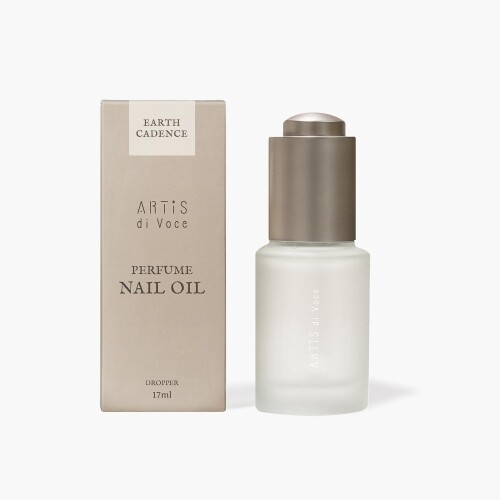 ARTiS di Voce パフュームネイルオイル 17ml 3309 EARTH CADENCE 120667 ヒマワリ種子油、ヒマシ油、メドウフォーム油、マカデミア種子油等の 植物性オイルと純粋スクワランを独自のバランスで配合。 水分の蒸発を防ぎ、肌へうるおいを与えつつ、イソドデカンの効果により重量感やベタつきのない軽い感触の仕上がり。 肌荒れ防止成分ビサボロールや美爪成分酢酸トコフェロールのはたらきで、 爪周辺の皮膚を柔らかくし、トラブルを防止します。 更に他のARTiS di Voce ネイルオイルシリーズと比べ 香料の配合割合を高めたことによりお好みの香りが長続きする、まさに「香水のような」ネイルオイルです。 商品紹介 ヒマワリ種子油、ヒマシ油、メドウフォーム油、マカデミア種子油等の 植物性オイルと純粋スクワランを独自のバランスで配合。 水分の蒸発を防ぎ、肌へうるおいを与えつつ、イソドデカンの効果により重量感やベタつきのない軽い感触の仕上がり。 肌荒れ防止成分ビサボロールや美爪成分酢酸トコフェロールのはたらきで、 爪周辺の皮膚を柔らかくし、トラブルを防止します。 更に他のARTiS di Voce ネイルオイルシリーズと比べ 香料の配合割合を高めたことによりお好みの香りが長続きする、まさに「香水のような」ネイルオイルです。 【香り】 トップノート:ラベンダー、マダガスカルブラックペッパーエッセンシャルオイル ミドルノート:フランキンセンス樹脂 ラストノート:ベチバー、オーストラリア産白檀エッセンシャルオイル、ムスク 安全警告 なし 商品コード20082049393商品名ARTiS di Voce パフュームネイルオイル 17ml 3309 EARTH CADENCE 120667型番120667カラー薄い黄色〜透明※他モールでも併売しているため、タイミングによって在庫切れの可能性がございます。その際は、別途ご連絡させていただきます。※他モールでも併売しているため、タイミングによって在庫切れの可能性がございます。その際は、別途ご連絡させていただきます。