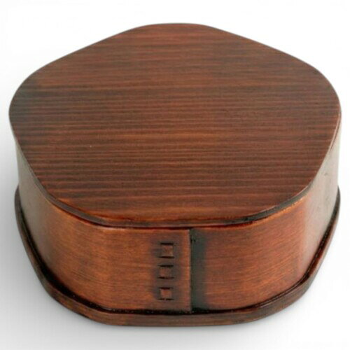 J−kitchens 曲げわっぱ 弁当箱 男性 木製 一段 漆 さくら型 12.7x12.5x5.5cm 400ml WABI-370267 サイズ:約 12.7x12.5x5.5cm 素材/木製・漆 木製品は天然素材の為、実物と写真で質感が異なる場合がございます。同じ商品でも木目、重さ、色合いが異なります。 ※掲載されている商品の色は、お使いのPCの環境によって実物と若干異なる場合があります。ご了承くださいませ。 木の温もりと風合いを楽しめる、木製ランチボックスです。天然木が呼吸することで余分な水分を調整し、ご飯を美味しく保ちます。夏は傷みにくく、冬は冷めにくいため、季節を問わず快適に使用できます。熱や冷たさを和らげるやさしい使い心地で、お子様からご年配の方まで安心です。 木の温かなぬくもりと風合いのある、木製ランチボックスです。昔ながらの曲げわっぱは、通気性が良く夏はご飯がいたみにくく、冬は保温性に優れ冷めにくくしてくれます。 日本の伝統的なお弁当箱に四季折々のおかずを添えてピクニックに出掛けてみてはいかがですか。 木製のお弁当箱は木が呼吸しているため、ご飯を入れると適度に水分が逃げて美味しさが保たれます。 また、料理の熱や冷たさを緩和してくれるので、お年寄りやお子様に特におすすめです。 夏はご飯が傷みにくく、冬はご飯が固くなりにくい。 天然木が呼吸をしているので水分の発散を上手く整えてくれているのです。 商品コード20081792139商品名J−kitchens 曲げわっぱ 弁当箱 男性 木製 一段 漆 さくら型 12.7x12.5x5.5cm 400ml WABI-370267型番4573651370267サイズ約 12.7x12.5x5.5cmカラーウッド※他モールでも併売しているため、タイミングによって在庫切れの可能性がございます。その際は、別途ご連絡させていただきます。※他モールでも併売しているため、タイミングによって在庫切れの可能性がございます。その際は、別途ご連絡させていただきます。