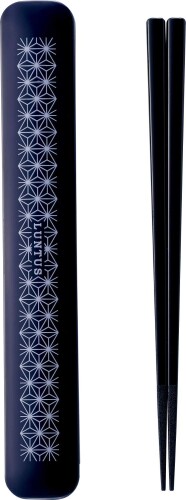 アスベル 弁当用箸 ネイビー 3414 ランタスWM 箸箱セット サイズ:19.4×3×1.7cm 材質:箸/AS樹脂、箸箱/PP 原産国:中国 ■洗練された和モダンテイストのデザイン ■デザイン性と機能性を両立した人気の和柄シリーズ ■箸箱セット、ランタス弁当箱とコーディネートも可能 ■食洗機対応 商品コード20076239401商品名アスベル 弁当用箸 ネイビー 3414 ランタスWM 箸箱セット型番ランタスWM 箸箱セットサイズ箸箱セットカラーネイビー※他モールでも併売しているため、タイミングによって在庫切れの可能性がございます。その際は、別途ご連絡させていただきます。※他モールでも併売しているため、タイミングによって在庫切れの可能性がございます。その際は、別途ご連絡させていただきます。