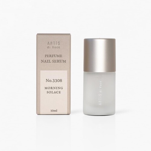 ARTiS di Voce ネイルセラム10ml 3308 MORNINGSOLACE 121096 塗布後のさらさら感にこだわって開発された上質ネイルセラム。 ウォーターベースで、べたつきのない美容液のような使用感が特徴です。 商品紹介 塗布後のさらさら感にこだわって開発された上質ネイルセラム。 ウォーターベースで、べたつきのない美容液のような使用感が特徴です。 爪は3層でできており、乾燥すると層同士の結合が弱まって、白っぽくなったり、もろくなります。 爪の美しさを保つには、保湿が大切。保湿成分ヒアルロン酸Naと水溶性プロテオグリカンが爪に水分を補い、うるおいのある状態へ導きます。 爪の強さは主成分である「ケラチン」の量や質に左右されます。 このネイルセラムには「加水分解ケラチン」を配合。指先をよく使う方、割れやすい爪を徹底サポート。さらに、パンテノール、酢酸トコフェロールの組み合わせが爪を保護。 マニキュアやジェルネイルによるダメージを負った爪にも働きかけ健康的な状態へ導きます。 一時的なケアではなく、継続的に使用することで強く光沢のある爪へ。 モーニングソレイス -ウッディフローラルの香り- トップノート:ルバーブ、シナモン ミドルノート:ダマスクローズアブソリュート、蜂蜜 ラストノート:ムスク、サンダルウッド、アンバー、シダーウッドミドルノート:ジャスミン、白花、ラズベリー、バラ、オーシャンノート 安全警告 なし 商品コード20082049402商品名ARTiS di Voce ネイルセラム10ml 3308 MORNINGSOLACE 121096型番121096カラー無色透明※他モールでも併売しているため、タイミングによって在庫切れの可能性がございます。その際は、別途ご連絡させていただきます。※他モールでも併売しているため、タイミングによって在庫切れの可能性がございます。その際は、別途ご連絡させていただきます。
