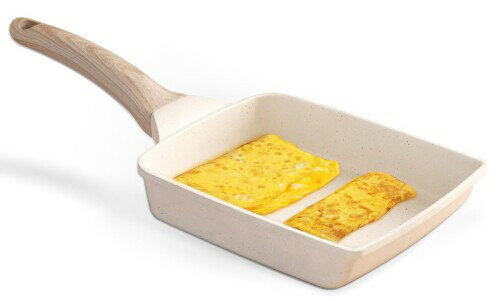 卵焼き フライパン 15cm IH・ガス火対応 卵焼き器 角玉子焼 マーブルコート スルスルすべる くっつくことがなく 手入れ簡単 sk-passo-f001 【製品仕様】サイズ:約W15xD19xH4cm / カラー:グレージュ / 材質: 表面加工:コーティング(フッ素・マーブル粒子)、本体:アルミニウム合金、底面:ステンレス(クラッド鋼板)、取っ手:ベークライト(フェノール樹脂) / 対応熱源 :IH(100V・200V)、 ガスコンロ、 ラジエンヒーター 、エンクローヒーター 、シーズヒーター等オール熱源対応 【調理気分アップ!】機能性に拘るだけではなく、見た目も重視されています。オシャレなデザインにより、キッチンを明るく、日々のお調理がより一層楽しくなります 【快適な調理体験】5層マーブルコートをしているため、焦げ付きにくくスムーズに調理できます。調理後もスポンジで軽く拭くだけで、汚れもスルッと落ちます。食材がくっつきにくく、玉子焼きモはスルッと剥がれて手回し良好。汚れもスルッと落ちて気持ちいい。軽量化のために熱伝導率の高いアルミニウム合金を使用して、手が疲れにくく、お料理の時もお手入れも扱いやすいです。本体が軽い分、食材が入っても片手で楽に持てる。フライパンを振る動きも、いつもより軽やかに。 【シリコンふた 】調理具合がよく見える。ふたをしたまま取っ手ハンドルの取り付け、取り外しができる溝付きの設計が便利です。ふた縁は食品グレードのシリコーン製。蜜着度に優れて料理の保存もできる。すべてホワイトで統一されてスッキリ。可愛くて毎日使うのが楽しくなります。ふた付きで鍋ごと冷蔵庫に保存するのに、とても便利!コンパクトに重ねて省スペース収納もできる。コンロで調理した後、ハンドルを外してオーブンで焼き目を付けるといった使い方も可能です。 【対応熱源】IH(100V・200V)、 ガスコンロ、 ラジエンヒーター 、エンクローヒーター 、シーズヒーター等オール熱源対応。焼き物や炒め物、鍋料理から、炊飯やケーキまでオールマイティーに活躍します。オシャレなデザインにより、キッチンを明るく、日々のお料理がより一層楽しくなります。 お料理を楽しむ調理器具キッチンをお洒落で便利に。お料理には、軽やかで使い心地がよく、楽しさや美味しさにつながる機能性。お洒落でキッチンを華やかに彩るデザイン性。忙しい毎日の時短にも応える「PASSO」の調理器具シリーズです。お肉を焼き上げる音、卵を焼く音、油で揚げる音、お湯が沸く音。キッチンから聴こえてくる食の音色に、思わず“美味しそう”の笑顔があふれます。フライパンやお鍋など、レシピを広げるキッチンアイテムは欲しいものがいっぱい。家庭でも本格的な料理を楽しめます。 商品コード20081763440商品名卵焼き フライパン 15cm IH・ガス火対応 卵焼き器 角玉子焼 マーブルコート スルスルすべる くっつくことがなく 手入れ簡単 sk-passo-f001型番卵焼きフライパンサイズ目玉焼き専用カラーホワイト※他モールでも併売しているため、タイミングによって在庫切れの可能性がございます。その際は、別途ご連絡させていただきます。※他モールでも併売しているため、タイミングによって在庫切れの可能性がございます。その際は、別途ご連絡させていただきます。