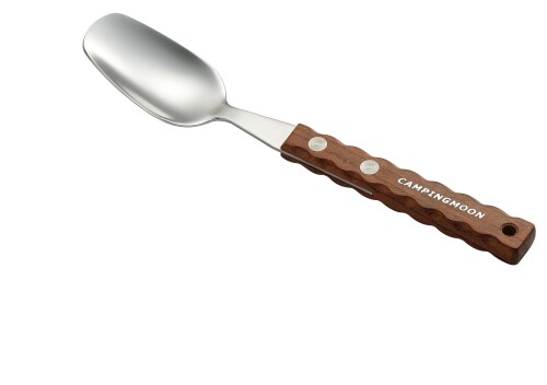 キャンピングムーン(CAMPING MOON) キャンプ アウトドア 用 天然木 スプーン メスティン収納 ステンレス鋼 ウリン材 19cm CS-3 サイズ:約19cm 材質:ステンレス鋼・天然木(ウリン材) 重量:約39g 手に馴染む天然木製のハンドルのカトラリースプーン 耐久性が高く、高級感あるウリン材(鉄木)を使用。木のハンドルならば、熱いものを扱っても手に熱が伝わりません。 「錆びにくいステンレス製」よく使われる耐食性の高い「18-8ステンレス鋼」を使用しております。耐久性に優れ長持ちするところと、耐熱温度が高く高温調理にも使えます。 ※傷防止、撥水効果を目的としてブラスト表面処理が施されております 「エンド処理」 端部まで丁寧に整えたエンド処理により、手触りを損なわない仕上がり、口当たりや握り心地を滑らかにしております。 「ウリン材」天然木の中でも比較的水に強く、腐りにくい性質を持つウリン材使用。 洗っても反りにくく、屋外でも安心して使える素材です。キャンプに自然な風合いを添え、食卓全体の雰囲気をナチュラルで落ち着いた印象にしてくれます。 「紐穴」 ランヤード(紐)取り付け用のループ穴を備え、使用環境や好みに応じたアレンジが可能です。フック などにも掛けられます。 商品コード20082235442商品名キャンピングムーン(CAMPING MOON) キャンプ アウトドア 用 天然木 スプーン メスティン収納 ステンレス鋼 ウリン材 19cm CS-3型番CS-3サイズ190mmカラースプーン※他モールでも併売しているため、タイミングによって在庫切れの可能性がございます。その際は、別途ご連絡させていただきます。※他モールでも併売しているため、タイミングによって在庫切れの可能性がございます。その際は、別途ご連絡させていただきます。