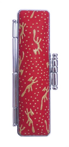 ST印伝ケース 12×60mm 活動赤 【収納印章サイズ】直径12mm丸60mm丈 【材質】革 鹿革 漆加工枠 亜鉛合金(クロムメッキ)肉池 ABS樹脂 【内装】蓋裏 朱竹朱珍身 赤別珍 【肉池】セル肉池朱肉付 鹿皮をなめし、漆で模様を付ける。伝統の印伝を使った印章ケースです。 枠は亜鉛キャスト製のST(安全)枠を使用しています。 金属枠なのでプラスチック枠を使用したケースに比べ耐久性 ■堅牢性に優れています。 パイプ両端を丸く加工し安全性を高めてあり、ポケットやバッグに入れても引っかかり難くなっています。 口金は開けやすい1.5倍のロング金時とし、 開閉時の上下判別の為、身「2ケ玉」フタ「1ケ玉」としました。 雅で落ち着いた色味と模様は男女問わず長くお使い頂けます。 商品コード20081573451商品名ST印伝ケース 12&times;60mm 活動赤型番CFJI12060ST04サイズ12&times;60mmカラー活動赤※他モールでも併売しているため、タイミングによって在庫切れの可能性がございます。その際は、別途ご連絡させていただきます。※他モールでも併売しているため、タイミングによって在庫切れの可能性がございます。その際は、別途ご連絡させていただきます。