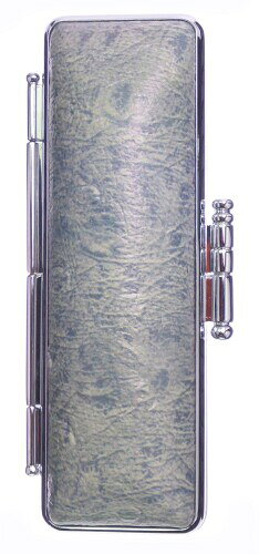 STニューオーストケース18×60mm ウグイス色 【収納印章サイズ】直径18mm丸60mm丈 【材質】革 合成皮革枠 亜鉛合金(クロムメッキ)肉池 ABS樹脂 【内装】蓋裏 エンジ別珍身 エンジ別珍 【肉池】パール肉池朱肉付 高級感あるオーストリッチ革風の合皮を使用した印章ケースです。 枠は亜鉛キャスト製のST(安全)枠を使用しています。 金属枠なのでプラスチック枠を使用したケースに比べ耐久性 ■堅牢性に優れています。 パイプ両端を丸く加工し安全性を高めてあり、ポケットやバッグに入れても引っかかり難くなっています。 口金は開けやすい1.5倍のロング金時とし、 開閉時の上下判別の為、身「2ケ玉」フタ「1ケ玉」としました。 オーストリッチの高級感をお手頃にお届け致します。 商品コード20081573456商品名STニューオーストケース18&times;60mm ウグイス色型番CFNA18060ST03サイズ18mm&times;60mmカラーウグイス色※他モールでも併売しているため、タイミングによって在庫切れの可能性がございます。その際は、別途ご連絡させていただきます。※他モールでも併売しているため、タイミングによって在庫切れの可能性がございます。その際は、別途ご連絡させていただきます。