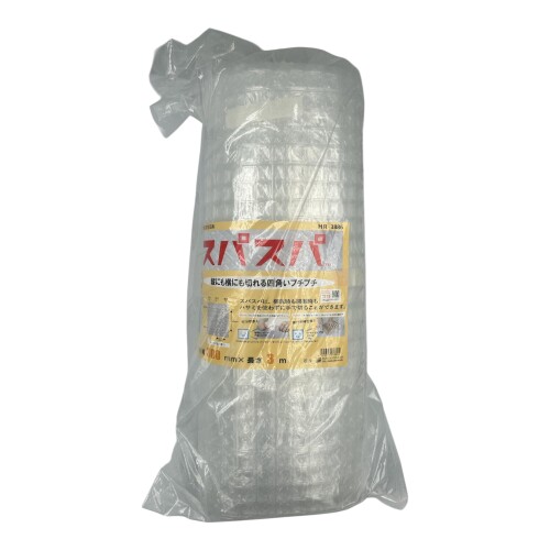 三友産業(Sanyu Sangyo) スパスパ 300mm×3m 緩衝材 ハサミいらず 2層タイプ HRー3886 梱包 衝突 落下防止 カッターやハサミでその度カットするのも面倒ではないですか?スパスパは使う分をそのまま手でカットできるので、とっても楽! 縦にも横にも切れる四角いプチプチです。梱包時も開封時もハサミを使わずに手で切ることができます。大事な荷物を包んだり、衝突、落下を防ぐ緩衝材としてご使用いただけます。 サイズ:幅300mm×長3m ※グッドデザイン・ベスト100選出、グッドフォーカス賞【技術・伝承デザイン】受賞 【特長】 ■ハサミやカッターなどの道具を使わずに、手だけで簡単に切ることができます。これにより、梱包作業や開梱作業が格段に効率的になります。 ■気泡が四角形になっており、その筋に沿って力を入れると「スパッ」とまっすぐ切ることができます。縦方向にも横方向にも切断可能です。 ■1枚のフラットなフィルム(ポリエチレン)と、気泡が並んだフィルムの合計2枚を貼り合わせた2層タイプで、全体がしなやかで梱包物に合わせて巻き付けやすくなっております。 【注意】 ※「スパスパ」はハサミを使わずに手で縦横に切れるように設計されていますが、梱包時に破れないように一定の強度を保っているため、切り方によってはスムーズに切れないことがあります。 ※使用後の緩衝材は、お住まいの自治体の分別ルールに従って、可燃ごみまたはプラスチックごみとして処分をお願いいたします。 商品コード20081761466商品名三友産業(Sanyu Sangyo) スパスパ 300mm&times;3m 緩衝材 ハサミいらず 2層タイプ HRー3886 梱包 衝突 落下防止型番HRー3886サイズ3m※他モールでも併売しているため、タイミングによって在庫切れの可能性がございます。その際は、別途ご連絡させていただきます。※他モールでも併売しているため、タイミングによって在庫切れの可能性がございます。その際は、別途ご連絡させていただきます。