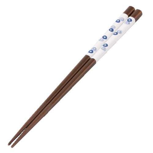 波佐見焼 インディゴジャパン 食洗器対応箸 渦丸紋柄 45096 サイズ:23cm 素材・材質:木製 原産国:日本 進化する日本のグラフィック、そして藍色のインパクト。今に続く日本の文様には私たちに心地よさを与えてくれます 古典と今様の融合、染付リデザインのチカラ 家族や仲間の集まるテーブル、そしてお料理という豊かな恵みを楽しむ インディゴブルーを基調とした水玉模様のバリエーション ブルーアンドホワイトというスタンダードな色合いはご家族の愛着使用にちょうどいい すがすがしいくらいに家族のテーブルがスタイリッシュに 商品コード20076091471商品名波佐見焼 インディゴジャパン 食洗器対応箸 渦丸紋柄 45096型番45096サイズ23cmカラー渦丸紋※他モールでも併売しているため、タイミングによって在庫切れの可能性がございます。その際は、別途ご連絡させていただきます。※他モールでも併売しているため、タイミングによって在庫切れの可能性がございます。その際は、別途ご連絡させていただきます。