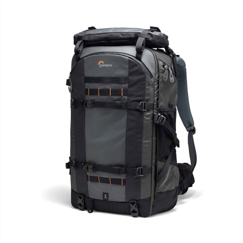 (ロープロ) カメラバッグ プロトレッカー BP650AW II GRL LP37481-PWW ?【充実の装備】ウェビングループ、付属のアクセサリーストラップ、三脚入れにもなるジッパー付きフロントポケットなど充実した装備を誇り、加えて用途に応じたカスタマイズも可能です。左サイドとフロント面には三脚固定用のストラップを装備しており、ジッツオ システマティック三脚でも収納できるように設計されています。右側面には2Lのハイドレーションリザーバーのチューブを通せる通し穴とループを装備しているほか、外側にはドリンクボトルを収納できるストレッチポケットとストラップを装備しています。また、フロントポケットの内側には16インチノートパソコンが収納できるスリーブや内ポケットが付いています。ポーチとウエストバンドは取り外しができるため、使い方に応じて構成を変更することができます。 ?【体形に合わせて調整可能】フォトスポーツPROで開発した高密度クッションのハーネスと、高さ調節が可能な ActivLift システムの組み合わせにより、体形に合わせて最適なフィット感に調整できます。 ?【リサイクル生地を使用】全体の87%にリサイクル生地を使用しています。他のプロトレッカーシリーズと同じ織物素材の使用に加え、カーボネートとTPUコーティングを施したリップストップパネルをフロント面に追加しています。またすべてのジッパーをシーリングして防水性を高めています。(GRI 301-2 規格に準拠し、使用した糸の総重量に対するリサイクル糸の割合を算出したものです。) ?【仕様】外寸:高さ62.0cm x 幅34.0cm x 奥行31.0cm / 内寸:高さ54.0cm x 幅32.0cm x 奥行18.0cm / 重量:3.65kg ?【仕様】材質:500D ポリエステル(リサイクル)、840D ポリエステル(リサイクル)、420D ナイロン 6.6 ロビック リップストップ(TPU 79% リサイクル) / 付属品:ウエストバンド、ストラップ、ポーチ、AWカバー / カラー:グレー 厳しい撮影環境や気象条件での長期ロケ想定して設計されたバックパック 商品コード20081677472商品名(ロープロ) カメラバッグ プロトレッカー BP650AW II GRL LP37481-PWW型番LP37481-PWWサイズXLカラーブラック※他モールでも併売しているため、タイミングによって在庫切れの可能性がございます。その際は、別途ご連絡させていただきます。※他モールでも併売しているため、タイミングによって在庫切れの可能性がございます。その際は、別途ご連絡させていただきます。