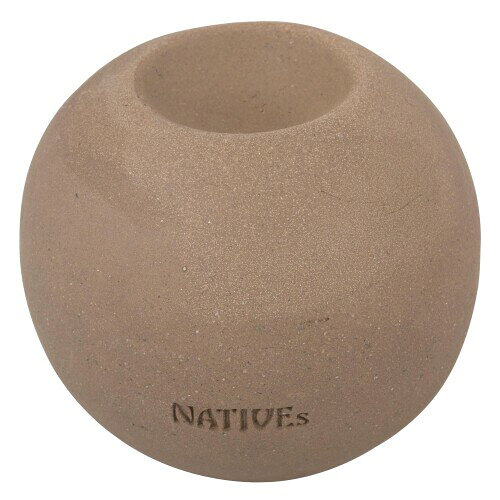 icci KAWARA PRODUCTS earth 瓦のアロマストーン 商品サイズ:Φ50mm 商品重量:125g 商品材質:瓦(焼き物) 外装サイズ:W60×L60×H50mm 土の気配をまとった新しい"瓦"のかたち。 素朴でやさしい土色のNATIVEsシリーズ。瓦の特性をいかしたアロマディフューザー。お好みのアロマオイルを垂らしてご使用ください。ひんやりとした土の手触りは、ただ握っているだけでも心落ち着きます。 『土の気配をまとった新しい"瓦"のかたち』 素朴でやさしい土色のNATIVEsシリーズ。瓦の特性をいかしたアロマディフューザー。お好みのアロマオイルを垂らしてご使用ください。ひんやりとした土の手触りは、ただ握っているだけでも心落ち着きます。 ??icci KAWARA PRODUCTS 日本において1400年の歴史を持つ瓦。風雨から建物を守るためだけでなく、人々の平穏な暮らしを守る「祈り」が込められ日本人の暮らしとともに歩んできました。他の焼き物では生み出せない独特な色彩や質感が、凛とした日本の美しい街並みを今もなお創り上げています。 「icci KAWARA PRODUCTS」は1916年の創業以来、瓦一筋で日本の屋根に携わってきた有限会社一ノ瀬瓦工業が、創業100年の節目に瓦の新たな可能性を追求すべく立ち上げた瓦ブランド。「日本のヒトカケラを屋根の上からテノヒラの上に」をコンセプトに、日本の風景と暮らしをつなぐヒトカケラを届けています。 ??注意事項 ■本製品は色 ■サイズなどに個体差がございます。自然素材と手仕事により生まれる表情の違いをお楽しみください。 ■瓦の特性上、指紋や油汚れが付きやすい性質があります。汚れがついた際は、ぬるま湯または食器用洗剤を使い洗ってください。完全に落とせない汚れも、経年変化として味わいとなります。 ■時間と共に色 ■風合いが変化していきます。経年変化は個体差やご使用方法により異なります。製品特有の個性としてお楽しみください。 ■ご使用前にオイル(椿オイルや食用油など)を塗布すると、油汚れが目立ちにくくなります。汚れが気になる方は、定期的にオイルを塗り直してご使用ください。 ■ご使用後は十分に乾かしてから収納してください。水気が残っていると、カビ ■シミが発生する原因となります。 商品コード20082249488商品名icci KAWARA PRODUCTS earth 瓦のアロマストーン型番IC-24-N-6サイズ&Phi;50mmカラー瓦（茶）※他モールでも併売しているため、タイミングによって在庫切れの可能性がございます。その際は、別途ご連絡させていただきます。※他モールでも併売しているため、タイミングによって在庫切れの可能性がございます。その際は、別途ご連絡させていただきます。