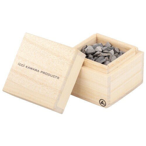 icci KAWARA PRODUCTS kawara soil diffuser 瓦のディフューザー 商品サイズ:W50×L50×H50mm 商品重量:50g 商品材質:瓦(焼き物) 外装サイズ:W55×L60×H60mm 瓦のアップサイクル。 屋根の上での役目を終え廃瓦となった瓦を細かく砕いた「瓦ソイル」を使用したディフューザー。多孔質な瓦には7〜10%程の吸水性があり、アロマオイルを垂らすと瓦がオイルを吸収し、ゆっくりと揮発していきながら香りを放ちます。車の中やトイレなど少し小さな空間での使用がおすすめ。電気も火も使わない手軽でエコなディフューザーで、お好きな香りが楽しめます。 『瓦のアップサイクル』 屋根の上での役目を終え廃瓦となった瓦を細かく砕いた「瓦ソイル」を使用したディフューザー。 多孔質な瓦には7〜10%程の吸水性があり、アロマオイルを垂らすと瓦がオイルを吸収し、ゆっくりと揮発していきながら香りを放ちます。車の中やトイレなど少し小さな空間での使用がおすすめ。電気も火も使わない手軽でエコなディフューザーで、お好きな香りが楽しめます。 ??icci KAWARA PRODUCTS 日本において1400年の歴史を持つ瓦。風雨から建物を守るためだけでなく、人々の平穏な暮らしを守る「祈り」が込められ日本人の暮らしとともに歩んできました。他の焼き物では生み出せない独特な色彩や質感が、凛とした日本の美しい街並みを今もなお創り上げています。 「icci KAWARA PRODUCTS」は1916年の創業以来、瓦一筋で日本の屋根に携わってきた有限会社一ノ瀬瓦工業が、創業100年の節目に瓦の新たな可能性を追求すべく立ち上げた瓦ブランド。「日本のヒトカケラを屋根の上からテノヒラの上に」をコンセプトに、日本の風景と暮らしをつなぐヒトカケラを届けています。 ??注意事項 ■アロマオイルは付属しておりません。 商品コード20082249489商品名icci KAWARA PRODUCTS kawara soil diffuser 瓦のディフューザー型番IC-21-IB-2サイズW50&times;L50&times;H50mmカラー瓦（いぶし）※他モールでも併売しているため、タイミングによって在庫切れの可能性がございます。その際は、別途ご連絡させていただきます。※他モールでも併売しているため、タイミングによって在庫切れの可能性がございます。その際は、別途ご連絡させていただきます。