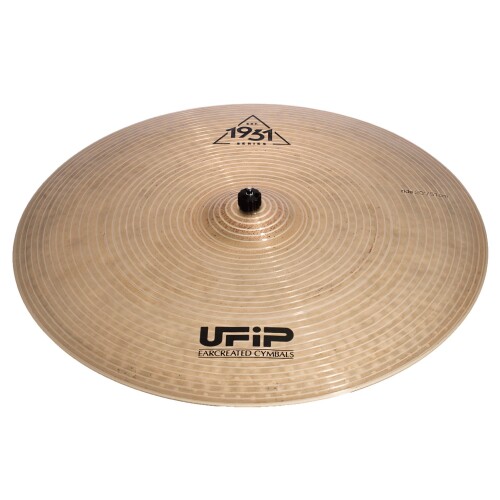 UFiP シンバル EST.1931シリーズ RIDE 22" EST-22R UFiP シンバル EST.1931シリーズ RIDE 22インチ ライドは繊細な粒立ちからクラッシュの様なサスティーンまでの幅広いスティックコントロールが可能。 モダンジャズからポップ、アコースティックなど、ヴィンテージからモダンまで幅広く活躍できるシンバルです。 商品紹介 1931Series はモダンミュージックで代表的なドライサウンドを表現且つ、UFiP ならではのトラディショナルサウンドを演出可能な全く新しいシンバルサウンドです。 ライドは繊細な粒立ちからクラッシュの様なサスティーンまでの幅広いスティックコントロールが可能。 モダンジャズからポップ、アコースティックなどヴィンテージからモダンまで幅広く活躍できるシンバルです。 ご注意(免責)必ずお読みください シンバル重量には、個体差があります。 商品コード20082045491商品名UFiP シンバル EST.1931シリーズ RIDE 22" EST-22R型番EST-22R※他モールでも併売しているため、タイミングによって在庫切れの可能性がございます。その際は、別途ご連絡させていただきます。※他モールでも併売しているため、タイミングによって在庫切れの可能性がございます。その際は、別途ご連絡させていただきます。