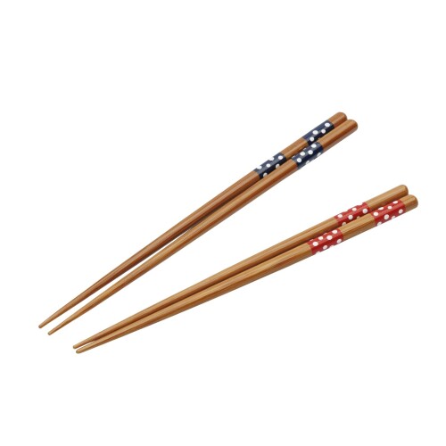 若狭塗 箸 食洗機対応 ペア セット 22.5cm / 21cm プチドット 紺 / 赤 ギフト 日本製 133-62304 商品サイズ:箸 紺-約22.5cm,箸 赤-約21cm 商品重量:約25g 素材:天然木 生産国:日本 セット内容:箸×2膳 ご自宅用はもちろん、プレゼントにもおすすめ。 リーズナブルで、使い勝手の良いお箸です。 商品コード20081679501商品名若狭塗 箸 食洗機対応 ペア セット 22.5cm / 21cm プチドット 紺 / 赤 ギフト 日本製 133-62304型番133-62304カラープチドット※他モールでも併売しているため、タイミングによって在庫切れの可能性がございます。その際は、別途ご連絡させていただきます。※他モールでも併売しているため、タイミングによって在庫切れの可能性がございます。その際は、別途ご連絡させていただきます。