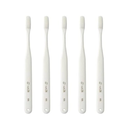 オーラルケア プラークを落とす歯ブラシ(5本)タフト24 SS(スーパーソフト)ホワイト キャップなし 硬さ:SS(スーパーソフト) カラー:ホワイト 入数:5本/キャップ:無し 毛束:24mm/全長:170mm/毛:8.5—11mm 口腔内を傷つけることなくプラークを除去することができる歯ブラシ。 商品紹介 「プラークを落とす」を追求した歯ブラシ 誰もが使う3列ブラシ。 だからこそ、「自分に合っているか」がとっても重要。 汚れ落ちはもちろん、毛先の工夫など、お口へのやさしさにも配慮した『タフト24』。 狙ったプラークをしっかり掻き出すコシと、歯や歯肉を傷つけない毛先の加工。 合わない歯ブラシを使い続けると歯ぐきを下げたり、歯を削る原因になります。 あなたのお口にピッタリの1本を見つけてみませんか? 〜商品のこだわりポイント〜 1.まるい毛先 ?と?ぐきを傷つけないように1本1本ていねいにトリミングした、なめらかな?先。 2. 高密度 ?般的な?ブラシと?べて1束の密度が?いのも、タフト24の?きな特?です。 たくさんの毛が歯をしっかり包み込んでしなやかに動くので、細やかに汚れを落とせます。 また、毛先の高さはフラット。歯に均一に毛先が当たり、効果的に磨くことができます。 3.独自のPBT素材 歯のプラークをきちんと落とすためには、毛のコシが必要。 タフト24に使っているPBT素材は水はけがよく、一般的な歯ブラシよりも長くコシを保てます。 〜6種類のかたさからピッタリな歯ブラシを!〜 かたい歯ブラシを長年使っていると、歯や歯ぐきにダメージを与えてしまいます。 でもやわらかい?先なら、お?の中を傷つけずプラークをしっかり落とすことができます。 どのかたさを選んだらいいか迷ったら、やわらかめの歯ブラシがおすすめです。 ■MH (ミディアム ハード) タフト24のMHはかなりかためです。毛がかたい分、歯や歯ぐきを傷つけないようにやさしく磨いてください。 磨く力をコントロールできている人にオススメ。 ■M (ミディアム) 歯ぐきがとても健康な方に。力加減を意識することで、歯や歯ぐきを傷つけずやさしく磨けます。 かための歯ブラシが好きな方や磨く力をコントロールできている人にオススメ。 ■MS (ミディアム ソフト) 歯ぐきの状態がよく、ややかための歯ブラシがお好みの方に。磨くときに力が入り過ぎないよう、意識するのがポイントです。 ■S (ソフト) 歯ぐきの状態がよく、やわらかめの歯ブラシがお好みの方に。 磨くときに力が入り過ぎてしまう方やプラークが落ちにくい、ネバッとしている方にオススメ。 ■SS (スーパー ソフト) やわらかな毛先が歯ぐきにやさしいタフト24のSS。ESSを使って歯ぐきが健康になってきたら、SSにするのもおすすめです。 お口の健康をキープしたい方にオススメ。 ■ESS (エクストラ スーパーソフト) 毛先がなめらかにしなり、しっかりプラークを落とせるタフト24のESS。デリケートな歯ぐきでも安心して磨けます。 お口の健康をキープしたい方ややさしくケアしたい方にオススメ。 ※硬いブラシを使うときは、力の入れ方にお気をつけください。歯にダメージを与える可能性があります。 安全警告 ご使用方法をお守りください。 商品コード20082005501商品名オーラルケア プラークを落とす歯ブラシ(5本)タフト24 SS(スーパーソフト)ホワイト キャップなし型番T240090サイズ5本カラーホワイト※他モールでも併売しているため、タイミングによって在庫切れの可能性がございます。その際は、別途ご連絡させていただきます。※他モールでも併売しているため、タイミングによって在庫切れの可能性がございます。その際は、別途ご連絡させていただきます。