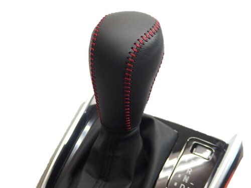 トリコローレ アクセラ(BM) アクセラスポーツ(BM) デミオ / MAZDA2(DJ) CX-3(DK) DIYシフトノブ本革巻き替えキット (1BK3Z31) 箱入り マツダ [MAZDA] DJ　 MAZDA2　　 2019年09月〜 BM　アクセラ　　　　　2013年11月〜2019年6月 BM　アクセラスポーツ　2013年11月〜2019年6月 DJ　デミオ　　　　　　2014年9月〜2019年08月 DK　CX-3　　　　　　　2015年2月〜 GJ　アテンザ　　　　　2014年4月〜2019年6月 GJ　アテンザワゴン　　2014年4月〜2019年6月 KF　CX-5　　　　　　　2013年10月〜 KG　CX-8　　　　　　　2017年12月〜 完全車種別専用設計、ウレタンとは違う手触り。張替仕様で純正然とした仕上がり。純正シフトレバーの上から取り付けます。 美肌本革 スムース ナッパーレザー仕上げ! その感触はドライブを楽しくさせてくれます 装着に必要な道具(紐、針、取付説明書、動画説明)付 このトリコローレエクスチェンジ シフトノブエクスチェンジキットは正確な採寸と伸度を調節した専用本革で実現した究極の車種別専用設計DIY巻き替えキットです。 各シフトノブに合わせて独自の意匠ラインとすることでフィット感とデザイン性を向上させています。 装着は簡単! 付属の紐と針で靴ひもを編むように締上げるだけ! シフトノブを外す必要もありません。 シフトスイッチやODスイッチがついている車でも簡単DIY巻き替え可能! 【適合車種】 ムーヴ　L175　2006年10月〜2010年11月　純正ウレタンシフトノブ用 2008年12月以降のX/Lグレードは不適合 ムーヴカスタム　L175　2006年10月〜2010年11月　純正ウレタンシフトノブ用 ミラ　L275/L285　2006年12月〜2018年3月　純正ウレタンシフトノブ用 インパネCVT車用 ミラココア　L675/L685　2009年8月〜2018年3月　純正ウレタンシフトノブ用 商品コード20076057530商品名トリコローレ アクセラ(BM) アクセラスポーツ(BM) デミオ / MAZDA2(DJ) CX-3(DK) DIYシフトノブ本革巻き替えキット (1BK3Z31)型番1BK3Z31-B1B1Rカラー黒x黒x赤※他モールでも併売しているため、タイミングによって在庫切れの可能性がございます。その際は、別途ご連絡させていただきます。※他モールでも併売しているため、タイミングによって在庫切れの可能性がございます。その際は、別途ご連絡させていただきます。