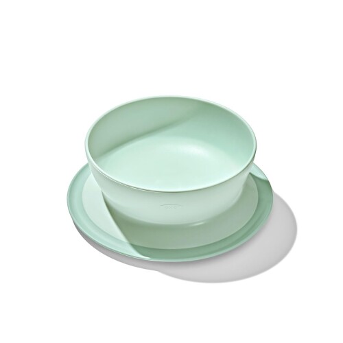 OXO Tot 吸盤付き ボウル オパール ずれない 割れない 子ども用食器 61163300 サイズ:約16×16×5.5cm 重量:約140g 底面についた吸盤がテーブルやトレイに密着して、ずれずにお食事ができるプレート お子様が外してしまわぬよう、吸盤が外側から見えない構造になっています。吸盤のフチにあるタブから指を差し込んで引き上げると簡単に取り外せます なめらかなプレート部分は汚れ落ちが良くお手入れも簡単。漂白剤、食洗機も使用可能 深さがあるので、シリアルのほかにもヨーグルトやスープ、ご飯もの、麺類、おやつなど幅広く使用できます 上手に食べられるようになったら、吸盤を取り外して普通のお皿として使えます。吸盤を外しても底面に滑り止めがついています ※電子レンジ使用の際は吸盤を外してください。油分の多い食品を加熱するときは、容器の耐熱温度を超えることがありますので、加熱時間を短くしてください。 吸盤のフチにあるタブから指を差し込んで引き上げると簡単に取り外せます。 プレート部分は汚れ落ちが良くお手入れも簡単。 吸盤を取り外して普通のお皿としても使えます。 商品コード20082047548商品名OXO Tot 吸盤付き ボウル オパール ずれない 割れない 子ども用食器 61163300型番61163300サイズ約16&times;16&times;5.5cmカラーオパール※他モールでも併売しているため、タイミングによって在庫切れの可能性がございます。その際は、別途ご連絡させていただきます。※他モールでも併売しているため、タイミングによって在庫切れの可能性がございます。その際は、別途ご連絡させていただきます。