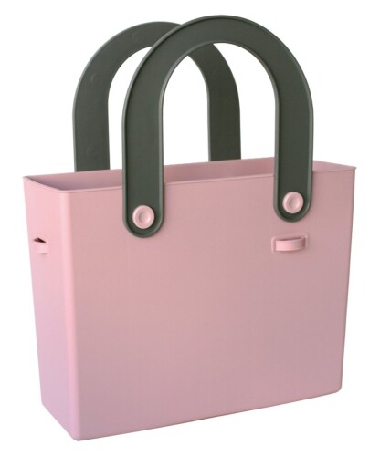 (セルテヴィエ) 八幡化成 多機能バッグ Emprom Bag(アンプロームバッグ) ローズピンク サイズ:約W272×D123×H337mm(ハンドル含む) 本体重量(kg):0.56 材質:本体・ハンドル/エラストマー、ボタン/ABS 原産国:日本 サイズ:約W272×D123×H337mm(ハンドル含む) サイズ:約W272×D123×H337mm(ハンドル含む) 本体重量(kg):0.56 材質:本体・ハンドル/エラストマー、ボタン/ABS 原産国:日本 「上品で洗練されたデザインを人々の生活に」がコンセプトのブランド、seltevie(セルテヴィエ) 柔らかなエラストマー製で、デザイン性と機能性に優れたEmprom Bag(アンプロームバッグ) スタイリッシュなスクエアタイプで、スマートフォン、ランチボックス、500mlペットボトルなどが収納できる 正面と側面2ヶ所のフックには、シリーズのBag HangerやClip poche、サングラスやペンなどが掛けられる フックは内側と外側に折り返せるので、用途や気分に応じて掛ける側を選べる 柔らかいので収納物にも傷がつきにくく、人にも物にもやさしい 商品コード20081641589商品名(セルテヴィエ) 八幡化成 多機能バッグ Emprom Bag(アンプロームバッグ) ローズピンク型番234487サイズ約27.2x12.3x33.7cmカラーローズピンク※他モールでも併売しているため、タイミングによって在庫切れの可能性がございます。その際は、別途ご連絡させていただきます。※他モールでも併売しているため、タイミングによって在庫切れの可能性がございます。その際は、別途ご連絡させていただきます。