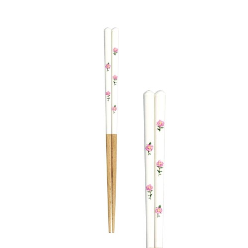 田中箸店 Fleur フルール 箸 23cm サザンカ ひたむき 食洗機対応 すべり止め加工 つまみやすい すべらない お箸 木 木製 日本製 滑り止め 子供 天然木 おしゃれ かわいい デザイン 持ちやすい ギフト プレゼント キッチン 【花言葉が込められた華やかなお箸】バラ、スズラン、ミモザなど、全20種類の花柄がデザインされたお箸。それぞれの花には「情熱」「幸福の再来」「感謝」などの花言葉が込められています。食卓に彩りを添え、大切な人への贈り物にもぴったりです。 【すべり止め加工で使いやすい】箸先にはすべり止め加工を施し、小さな食材もつかみやすい仕様に。麺類や豆類もしっかりとつかめるので、お子さまから大人まで快適にお使いいただけます。 【手にしっくりなじむ23cmサイズ】日常使いに適した23cmのスタンダードサイズ。軽量で持ちやすく、食事の際のストレスを軽減します。ご家族で揃えたり、特別な贈り物としてもおすすめです。 【食洗機対応でお手入れ簡単】耐久性のある素材を使用し、食洗機での洗浄もOK。毎日の食事の後も手軽にお手入れができ、清潔に保てます。( ※長くお使いいただくためには手洗い推奨) 【天然木の持ち手で温もりのあるデザイン】持ち手には天然木を使用し、やさしい風合いが魅力。ナチュラルで落ち着いた印象があり、どんな食卓にも馴染みます。手触りが心地よく、毎日使いたくなる一膳です。 【花言葉とともに楽しむ、上品なデザインのお箸】 食卓を華やかに彩る、繊細な花柄のお箸。カスミソウ(幸運)、バラ(情熱)、スズラン(幸福の再来)など、花言葉が込められたデザインで、お食事の時間を特別なものにします。贈り物にもぴったりな一本です。 【すべり止め加工で快適な使い心地】 箸先にはすべり止め加工が施されており、つるっと滑りやすい食材もしっかりキャッチ。麺類やお豆などの小さな食材も簡単につかめ、お子さまから大人まで安心してお使いいただけます。 【手にしっくりなじむ23cmサイズ】 長さ23cmの標準的なサイズで、手に馴染みやすく使いやすい設計。軽量で扱いやすいため、毎日の食事にぴったりです。特に贈り物やペアで揃えたい方にもおすすめ。 【食洗機対応でお手入れラクラク】 食洗機対応なので、使用後のお手入れも簡単。忙しい日々の中でも手軽に清潔に保てます。( ※手洗いを推奨すると、より長持ちします。) 【天然木の持ち手で上品な仕上がり】 持ち手には天然木を使用し、温もりのある風合いをプラス。ナチュラルな質感が心地よく、どんな食卓にも馴染みます。和洋どちらのテーブルコーディネートにも溶け込む、シンプルで洗練されたデザインです。 商品コード20081663590商品名田中箸店 Fleur フルール 箸 23cm サザンカ ひたむき 食洗機対応 すべり止め加工 つまみやすい すべらない お箸 木 木製 日本製 滑り止め 子供 天然木 おしゃれ かわいい デザイン 持ちやすい ギフト プレゼント キッチン型番fleurサイズ23cmカラーサザンカ※他モールでも併売しているため、タイミングによって在庫切れの可能性がございます。その際は、別途ご連絡させていただきます。※他モールでも併売しているため、タイミングによって在庫切れの可能性がございます。その際は、別途ご連絡させていただきます。