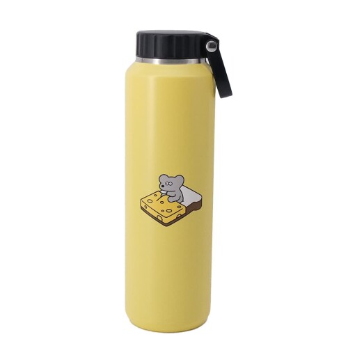 ANDY アンディ ステンレスボトル ハンドル付 710 ねずみのANDY ステンレスボトル マグボトル 取っ手 直飲み 水筒 710ml 洗いやすい おしゃれ 真空断熱 真空二重 ステンレス 保温 保冷 ハンドル 持ち手 マグ ボトル マイボトル ギフト いつでも美味しさ長持ち、ねずみのANDYのステンレスマグボトル710ml 材質:本体内側:ステンレス鋼　本体外側:ステンレス鋼(アクリル樹脂塗装)　蓋:ポリプロピレン　取手:熱可塑性ポリウレタンエラストマー　パッキン:シリコーンゴム 原産国:中国 サイズ:W約[ファイ]7.3 × H24.5cm 飲み口:[ファイ]約5.7cm 容量:約710ml スペック:保温/82[度]以上(6時間)　保冷/7[度]以下(6時間) お手入れについて 煮沸消毒、食器洗浄機、食器乾燥機のご使用はおやめください。キズやサビ、変形など故障の原因となります。 ■気軽に持ち運びできる 指2本分が入る取っ手付きなので、指をかけるだけで簡単に持ち運びできます。 ランチタイムや散歩 ■レジャーなどで活躍します。 カラビナも付けられるので、アウトドアシーンで使うのもおすすめです。 ■ホットでもアイスでも使える 温かい飲み物でほっと一息つきたいとき、氷わ入れて冷たい飲み物でリフレッシュしたいとき、保温保冷できるので1年間通してお使いいただけるステンレスボトルです。 ■真空二重構造で美味しさ長持ち 美味しさの秘密は外びんと内びんの間の断熱層にあります。 熱が逃げにくくホットもアイスも美味しい飲みごろをキープしてくれます。 ゆっくりティータイムを楽しみたい方、忙しく飲みごろを逃がしてしまう方にもおすすめです。 ■氷を入る広口タイプ 広口タイプなので注ぎやすく、ご家庭の氷もらくらく入れやすい。氷を入れてキンキンに冷えた飲み物を持ち運びできます。 ■シンプル設計でお手入れかんたん 毎日使うものだからこそお手入れは手早く済ませたいもの... パーツの少ないシンプル設計でお手入れしやすいのも嬉しいポイントです。 蓋のパッキンの簡単に取り外してお手入れできます。 ■選べる豊富なサイズとカラー 豊富な2サイズ3カラーから選べるので、あなたのお気に入りのボトルがきっと見つけられます。 ギフトボックス仕様で、ご家庭やお世話になった方へのギフトとしてもおすすめです。 商品コード20082117600商品名ANDY アンディ ステンレスボトル ハンドル付 710 ねずみのANDY ステンレスボトル マグボトル 取っ手 直飲み 水筒 710ml 洗いやすい おしゃれ 真空断熱 真空二重 ステンレス 保温 保冷 ハンドル 持ち手 マグ ボトル マイボトル ギフト型番555039サイズ700 mlカラーイエロー※他モールでも併売しているため、タイミングによって在庫切れの可能性がございます。その際は、別途ご連絡させていただきます。※他モールでも併売しているため、タイミングによって在庫切れの可能性がございます。その際は、別途ご連絡させていただきます。