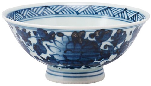 山下工芸 染付牡丹唐草 四・五寸飯碗 13.8×6.1cm 16065110 和食料理店の業務用の器として製作された手作りの天然素材製品です。食卓の演出用として、ご使用いただけます。 サイズ:13.8×13.8×6.1cm^生産国:日本 陶磁器はワレモノです。衝撃を与えますと破損する恐れがありますので、取り扱いには十分ご注意ください。陶磁器は急激な温度変化に弱く、熱くなった器を冷水につけたり、冷たい器を急激に熱したりすると破損する恐れがありますので、取り扱いには十分ご注意ください。 テーブル等の上では引きずらないようにご注意ください。表面を傷つける場合があります。必要に応じてテーブルマット等をご使用ください。洗浄する際は、台所洗剤を柔らかいスポンジや布につけて洗い、よく水気を切り乾燥させてから収納してください。 金属たわし、 研磨剤入りの洗剤は傷をつける原因になりますので使用しないでください。 和食料理店の業務用の器として製作された手作りの製品です。食卓の演出用として、ご使用いただけます。 商品コード20076083602商品名山下工芸 染付牡丹唐草 四・五寸飯碗 13.8&times;6.1cm 16065110型番4518860191968サイズ13.8&times;6.1cmカラーマルチ※他モールでも併売しているため、タイミングによって在庫切れの可能性がございます。その際は、別途ご連絡させていただきます。※他モールでも併売しているため、タイミングによって在庫切れの可能性がございます。その際は、別途ご連絡させていただきます。