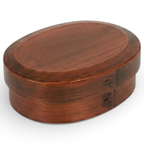 J−kitchens 曲げわっぱ 弁当箱 男性 木製 一段 漆 亀甲 17x11x5.5cm 550ml WABI-370724 サイズ:約 17x11x5.5cm 素材/木製・漆 木製品は天然素材の為、実物と写真で質感が異なる場合がございます。同じ商品でも木目、重さ、色合いが異なります。 ※掲載されている商品の色は、お使いのPCの環境によって実物と若干異なる場合があります。ご了承くださいませ。 木の温もりと風合いを楽しめる、木製ランチボックスです。天然木が呼吸することで余分な水分を調整し、ご飯を美味しく保ちます。夏は傷みにくく、冬は冷めにくいため、季節を問わず快適に使用できます。熱や冷たさを和らげるやさしい使い心地で、お子様からご年配の方まで安心です。 商品コード20082127607商品名J−kitchens 曲げわっぱ 弁当箱 男性 木製 一段 漆 亀甲 17x11x5.5cm 550ml WABI-370724型番4573651370724カラーウッド※他モールでも併売しているため、タイミングによって在庫切れの可能性がございます。その際は、別途ご連絡させていただきます。※他モールでも併売しているため、タイミングによって在庫切れの可能性がございます。その際は、別途ご連絡させていただきます。