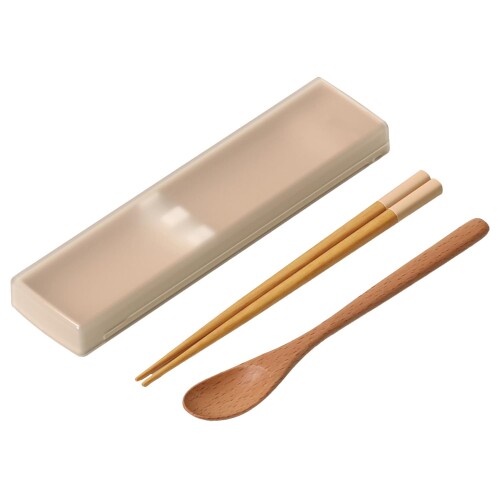ansio アンシオ 音がなりにくい 抗菌 箸 スプーン 18cm 引きフタ 箸箱 セット 天然木 ピンク 食洗機 対応 日本製 CT-27 木製カトラリーで優しい口当たりの箸・スプーンセット サイズ:ケース=48×191×H18mm、箸・スプーン=180mm 内容:ケース本体・箸・スプーン　生産国:日本(スプーンのみ中国製) 抗菌加工:本体・箸=銀等無機抗菌剤　食洗機対応:可 素材・材質:ケース本体=ABS樹脂(耐熱温度100度)、フタ=AS樹脂(耐熱温度100度)、シリコーンパーツ=シリコーンゴム(耐熱温度140度)、箸・スプーン=天然木(ウレタン塗装) すりガラスのような半透明で落ち着きあるフタと、ベースカラーはoval l unch b oxと同じカラー(4色)なので色を合わせてお使いいただけます。 お箸とスプーンはナチュラルな天然木で箸頭にはカラーをアクセントしたデザイン。 お箸 ■ケース(本体のみ)は抗菌加工で衛生的で、食洗機も使用OKです。 持ち運ぶ時にカチャカチャと音がなりにくいシリコンパーツ付。 またスプーンはスリムなカタチですくいやすく、食べやすいサイズ感。 お箸やスプーンは、天然木を使用しているため、カタチや木目 ■木色など、製品により異なりますが、それも個性としてお楽しみください。 パッケージは、シンプルなホワイトカラーにansioロゴが配置され、贈り物にもお使いいただけるデザインです。 商品コード20081667616商品名ansio アンシオ 音がなりにくい 抗菌 箸 スプーン 18cm 引きフタ 箸箱 セット 天然木 ピンク 食洗機 対応 日本製 CT-27型番CT-27カラーピンクコンビセット※他モールでも併売しているため、タイミングによって在庫切れの可能性がございます。その際は、別途ご連絡させていただきます。※他モールでも併売しているため、タイミングによって在庫切れの可能性がございます。その際は、別途ご連絡させていただきます。