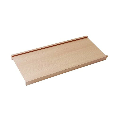 平安伸銅工業 HEIAN SHINDO 木製つっぱり棚板 45×270×690mm ナチュラル 「設置幅」と「注文サイズ」が異なることを必ずご確認ください。設置する壁の隙間寸法を計測し、 ご注文時にはその寸法より 5mm短いサイズ を選択してください。例)壁寸法=100cmの場合、注文サイズ=99.5cm 【耐荷重】:8kg【製品重量】:0.9kg(63cm時)~1.8kg(120cm時) つっぱり棚に かぶせるだけで木目棚に変身。工具不要の簡単設置。ナチュラルな木の質感で、収納スペースをインテリアの一部に。 対応突っ張り棚(KB-63・KB-75)専用設計。 幅 63〜120cm の隙間に対応。賃貸住宅や模様替えに便利。水や湿気に弱いため、浴室や屋外では使用不可。 商品紹介 つっぱり棚をワンランク上に。木のぬくもり感じる造作棚のような「木製つっぱり棚板」 壁に穴を開けずに棚を増やしたい、賃貸住宅や模様替えが多い部屋にも使いたい、既存のつっぱり棚に木の質感をプラスしたい──そんなニーズに応えるのがこの木製つっぱり棚板です。 突っ張り棚に被せるだけで、美しく機能的な木目棚に早変わり。置くだけの簡単設置で、収納や見せるインテリア空間に。 ■かぶせるだけの簡単設置:ネジや工具不要。既存のつっぱり棚にそのまま載せるだけで完了。 インテリア性の高い木目仕様:ナチュラルな木目調で、生活空間に調和します。 見た目+実用性のバランス:棚としての強度を保持しつつ、見た目も美しく。 壁に穴を開けない設置:つっぱり構造なので、壁を傷つけず使えます。 サイズバリエーション対応:幅 62.5〜119.5cm の可変幅に対応。 【取付前の注意事項】 本製品は、注文時の商品寸法と、実際の取り付け位置の寸法が異なります。 ご注文の際は、設置する壁の隙間寸法を計測いただき、製品はその寸法より 約5mm短いサイズ に加工されています。 これは、ピッタリサイズで設置した際に、壁や製品を傷つけないための仕様 です。そのため、注文前に必ず設置予定の壁面の寸法を正確に測定してください。 【取付前の注意事項】 ■この製品は 屋内専用 です。屋外や浴室など湿度の高い場所では使用しないでください。 ■本製品は、必ず 対応機種一覧に記載の突っ張り棚と組み合わせてご使用ください。 ■突っ張り棚を設置する際は、必ずその製品の取扱説明書をよく読み、正しく安全に取り付けてください。 ■必ず 水平 に取り付けてください。傾斜した状態では落下や破損の原因となります。 ■表示されている 取り付け範囲の寸法内 でご使用ください。範囲外での使用は安定性を損ないます。 ■燃焼器具 ■発熱器具 ■水道蛇口の上、または常時人がいる場所の真上には設置しないでください。 ■本製品を載せた後は、ズレやガタつきがないか必ず確認 してください。 【使用上の注意事項】 ■必ず設置する突っ張り棚の表示耐荷重の範囲内でご使用ください。 ■荷重は一箇所に集中させず、均等に分散して載せてください。 ■急激に荷重をかけたり、棚にぶら下がったり、揺らしたりしないでください。落下やケガの原因になります。 ■万一に備え、危険物、貴重品、破損の恐れのあるものなどは載せたり、掛けたり、周囲に置いたりしないでください。 ■高温となる所、屋外や直射日光の当たる所、浴室や湿度の高い所、水が掛かる所には使用しないでください。 ■水分や湿気に弱いため、濡れた物を直接載せないでください。反り ■変色 ■カビの原因となります。 ■高温 ■多湿 ■直射日光下では、反りやひび割れ、変色が発生する場合があります。 ■表面を硬い物や鋭利な物で擦らないでください。傷がつく恐れがあります。 ■アルコール ■シンナーなどの有機溶剤、酸性 ■アルカリ性洗剤は使用しないでください。表面が変質する恐れがあります。 ■製品に破損や変形が生じた場合は、直ちに使用を中止してください。 ■改造はしないでください。 ■天災や経年劣化、製品本来の用途を逸脱した使用による破損 ■事故は補償の対象外です。 ■日本国外に持ち出された製品は、補償の対象外になります。 安全警告 この製品は、必ず対応機種一覧に記載の突っ張り棚と組み合わせてご使用ください。屋外や浴室など湿度の高い場所では使用しないでください。耐荷重は8kgです。荷重は一箇所に集中させず、均等に分散して載せてください。急激に荷重をかけたり、棚にぶら下がったり、揺らしたりしないでください。万一に備え、危険物、貴重品、破損の恐れのあるものなどは載せたり、掛けたり、周囲に置いたりしないでください。高温となる所、屋外や直射日光の当たる所、浴室や湿度の高い所、水が掛かる所には使用しないでください。水分や湿気に弱いため、濡れた物を直接載せないでください。反り ■変色 ■カビの原因となります。高温 ■多湿 ■直射日光下では、反りやひび割れ、変色が発生する場合があります。表面を硬い物や鋭利な物で擦らないでください。傷がつく恐れがあります。アルコール ■シンナーなどの有機溶剤、酸性 ■アルカリ性洗剤は使用しないでください。表面が変質する恐れがあります。製品に破損や変形が生じた場合は、直ちに使用を中止してください。改造はしないでください。天災や経年劣化、製品本来の用途を逸脱した使用による破損 ■事故は補償の対象外です。日本国外に持ち出された製品は、補償の対象外になります。 商品コード20082196162商品名平安伸銅工業 HEIAN SHINDO 木製つっぱり棚板 45&times;270&times;690mm ナチュラル型番OKB-EMCA0690F2NAサイズ690mmカラーナチュラル※他モールでも併売しているため、タイミングによって在庫切れの可能性がございます。その際は、別途ご連絡させていただきます。※他モールでも併売しているため、タイミングによって在庫切れの可能性がございます。その際は、別途ご連絡させていただきます。