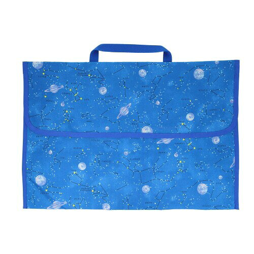 清原 男の子 防災頭巾カバー 横50cm×縦34cm 星座 ブルー NNF17-HC 持ち手 付き で 通園 通学 時の持ち運びにも便利な 防災頭巾 カバー です。 椅子 への付け方は 座布団 タイプと 背もたれ タイプの2種類でご使用いただけます。ふた部分をめくった裏側に 名前 が書ける タグ 付き。星座のなまえはいくつ知ってるかな?男の子におすすめの柄。プリント部分の表布の素材は入園入学に使いやすいオックスに撥水加工を施し、タイパ重視の忙しいママと汚すことの多い男の子向けに対応できる素材になっています。 商品本体サイズ:横約50cm(内寸約48cm)×縦約34cm(内寸約33cm)・【持ち手長さ】約24cm・【ゴム部分の長さ】約53cm ※ご使用になる防災頭巾・椅子のサイズをご確認の上でご購入ください。 安心の 日本製 素材:【表地】 綿 100% ※パーツごとの素材は商品の説明欄をご覧ください。 / 液温は40度を限度とし、 手洗い ができます。 商品のサイズは概寸を記載しております。商品の仕様上、アイテムによっては若干の誤差が生じる場合がございますので、予めご了承ください。モニターによっては現物と若干色合いなどが異なる場合がございます。 説明 持ち手 付き で 通園 通学 時の持ち運びにも便利な 防災頭巾 カバー です。 椅子 への付け方は 座布団 タイプと 背もたれ タイプの2種類でご使用いただけます。 いろいろな種類の 電車 がかっこいい柄で 男の子 におすすめの 生地 。 ふた部分をめくった裏側に 名前 が書ける タグ 付き。 商品本体サイズ:横約50cm(内寸約48cm)×縦約34cm(内寸約33cm) ■ 【持ち手長さ】約24cm ■ 【ゴム部分の長さ】約53cm ※ご使用になる防災頭巾 ■椅子のサイズをご確認の上でご購入ください。 安心の 日本製 素材: 【表地】 綿 100% 【 綾テープ 】綿、 【バイアステープ】 ポリエステル 65% ■綿35% 液温は40度を限度とし、 手洗い ができます。洗濯時は ネット を使用してください。 洗濯時多少縮むことがございますので、予めご了承ください。 商品のサイズは概寸を記載しております。商品の仕様上、アイテムによっては若干の誤差が生じる場合がございますので、予めご了承ください。 モニターによっては現物と若干色合いなどが異なる場合がございます。 商品コード20082047636商品名清原 男の子 防災頭巾カバー 横50cm&times;縦34cm 星座 ブルー NNF17-HC型番NNF17-HCサイズ横約50cm&times;縦約34cmカラー星座 ブルー※他モールでも併売しているため、タイミングによって在庫切れの可能性がございます。その際は、別途ご連絡させていただきます。※他モールでも併売しているため、タイミングによって在庫切れの可能性がございます。その際は、別途ご連絡させていただきます。