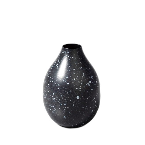 エルコミューン 花瓶 スプラッシュ アイアンベースB ブラック TRSV003 【サイズ】W65×H95×D65mm 【素材】アイアン 【仕様】完全防水ではないので水を入れる場合は受け皿やコースター等を敷いてご利用ください 【仕様】本体の性質上、水を入れて使用すると錆が発生する場合があります 落ち着いた色合いに水滴柄でアクセントを付けたアイアンのフラワーベース。 ドライフラワーやフェイクグリーンとも相性が良いデザインです。 落ち着いた色合いに水滴柄でアクセントを付けたアイアンのフラワーベース。 ドライフラワーやフェイクグリーンとも相性が良いデザインです。 商品コード20082241638商品名エルコミューン 花瓶 スプラッシュ アイアンベースB ブラック TRSV003型番TRSV003サイズW65&times;H95&times;D65mmカラーブラック※他モールでも併売しているため、タイミングによって在庫切れの可能性がございます。その際は、別途ご連絡させていただきます。※他モールでも併売しているため、タイミングによって在庫切れの可能性がございます。その際は、別途ご連絡させていただきます。