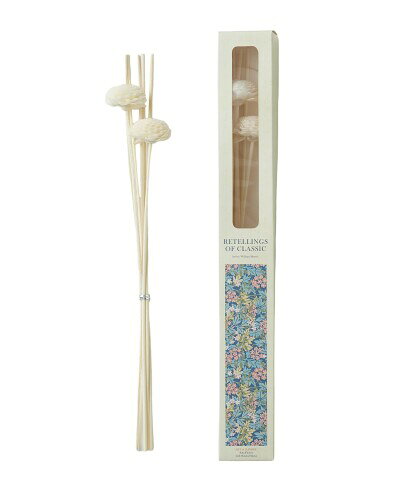 RETELLINGS OF CLASSIC リテリングスオブクラシック Solaflower & Natural Sticks ソラフラワーナチュラルスティック JASMINE ディフューザー用スティック 商品紹介 〇RETELLINGS OF CLASSIC リテリングスオブクラシック Art by William Morris 「モダンデザインの父」と呼ばれる「アーツ ■アンド ■クラフツ運動」の先駆者、ウィリアム ■モリスの代表的なボタニカルデザインを用いたフレグランスシリーズ。 【ウィリアム ■モリス(William Morris、 1834 年 3 月 24 日 - 1896 年 10 月 3 日)】19 世紀イギリスのテキスタイルデザイナー、詩人、ファンタジー作家、アーティスト(作家)、印刷者、翻訳家、建築保護運動家、社会主義活動家。多方面に関わるアーツ ■アンド ■クラフツ運動主導者。彼の残した名言で、「役に立たないものや、美しいとは思わないものを、家に置いてはならない」があります。 ?ウィリアム ■モリスのデザインモチーフを用いたリテリングスオブクラシックは、細部までこだわったフレグランスアイテムと厳選された香りが創り出す世界観で、上質なライフスタイルへと誘います。 ?フレグランスは不快な臭いの原因成分を化学反応、水素結合、ファンデルワールス結合により、違う成分へ変化させることを目的とした消臭機能を兼ね備えています 〇Solaflower & Natural Sticks ソラフラワーナチュラルスティック 別売りのリキッドボトルに挿してご使用いただけます。スティック5本とミニソラフラワー付きスティック 2 本入り。 〇JASMINE 1872 年頃のウィリアム ■モリスのデザインです。花を付けたサンザシとその葉のデザインで一面覆われた背景の上に、くねくねと曲がったジャスミンがあしらわれています。 安全警告 【取引上の注意】 ■掲載されている商品の色は、お使いのPCの環境によって実物と若干異なる場合があります。 ■掲載商品の仕様 ■デザイン等は予告なく変更する場合があります。 【使用上の注意】 ■本品は食べ物ではありません。 ■お子様の手の届かない所でご使用下さい。 ■家具、衣類、プラスティック製品等にふれるとシミや変色を起こす場合がありますのでご注意下さい。 ■用途以外の目的ではご使用にならないで下さい。 商品コード20082387639商品名RETELLINGS OF CLASSIC リテリングスオブクラシック Solaflower &amp; Natural Sticks ソラフラワーナチュラルスティック JASMINE型番20202022サイズ高さ36cmカラーホワイト※他モールでも併売しているため、タイミングによって在庫切れの可能性がございます。その際は、別途ご連絡させていただきます。※他モールでも併売しているため、タイミングによって在庫切れの可能性がございます。その際は、別途ご連絡させていただきます。