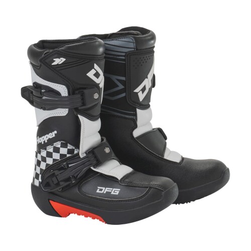 (ダートフリーク) DFG ホッパー ブーツ 19.0cm ブラック/ホワイト DG0453-102-031 エンジンバイク・電動バイクに乗り始めるキッズライダーに、最適なモトクロスブーツ。 ブーツ本体は操作性を損なわずに高い強度を確保。転倒した際や障害物等から足を保護。 キッズの足に合わせた専用設計で、快適なフィット感を実現。本格的なモトクロス走行に対応。 説明 小さくても機能満載。キッズの足をしっかり守るファーストモトクロスブーツ 商品コード20082193671商品名(ダートフリーク) DFG ホッパー ブーツ 19.0cm ブラック/ホワイト DG0453-102-031型番DG0453-102-031カラーブラック※他モールでも併売しているため、タイミングによって在庫切れの可能性がございます。その際は、別途ご連絡させていただきます。※他モールでも併売しているため、タイミングによって在庫切れの可能性がございます。その際は、別途ご連絡させていただきます。