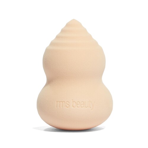 アールエムエス ビューティー(rms beauty) ビューティスポンジ 指先のように、肌に美しくフィットするメイクアップスポンジ。 rms beauty独自のメイクアップスポンジ。 上部には指紋のような渦巻き模様を、下部にはなめらかで丸みのある形状を採用しました。 ローズ・マリーが大切にしている「スキン to スキン」の考え方から着想を得たデザイン。ファンデーションを指でなじませるように、肌の細かな部分にもフィットし、均一に塗布しやすい設計です。 キメ細かな素材と独特の弾力感で、ベースメイクを美しく仕上げます。 ラテックスフリー素材を使用。洗って繰り返しお使いいただけます。 商品紹介 指先のように、肌に美しくフィットするメイクアップスポンジ。 rms beauty独自のメイクアップスポンジ。 上部には指紋のような渦巻き模様を、下部にはなめらかで丸みのある形状を採用しました。 ローズ ■マリーが大切にしている「スキン to スキン」の考え方から着想を得たデザイン。ファンデーションを指でなじませるように、肌の細かな部分にもフィットし、均一に塗布しやすい設計です。 キメ細かな素材と独特の弾力感で、ベースメイクを美しく仕上げます。 ラテックスフリー素材を使用。洗って繰り返しお使いいただけます。 使用方法 乾いた状態でも使えますが、スポンジを濡らし水分をしっかり絞って使用すると、余分なファンデーションの吸収を抑えることができます。 スポンジ上部を小鼻や目の周りなどの凹凸のある部分に、下部の丸みのある部分を頬や額などのお顔の広い部分に当てると簡単にきれいに塗布できます。 包装によりスポンジ本体に跡がついている場合がございます。気になる場合はご使用前にぬるま湯でよく揉み洗いをして乾かしてからご使用ください。 安全警告 【洗浄方法】 使用後は薄く溶かした中性洗剤で軽く押し洗いし、よくすすいだ後、水気をよく切り陰干ししてください。 商品コード20082181672商品名アールエムエス ビューティー(rms beauty) ビューティスポンジカラービューティスポンジ※他モールでも併売しているため、タイミングによって在庫切れの可能性がございます。その際は、別途ご連絡させていただきます。※他モールでも併売しているため、タイミングによって在庫切れの可能性がございます。その際は、別途ご連絡させていただきます。