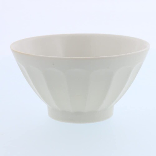 EAST table(イーストテーブル) しのぎお花のライスボール 12.5cm お茶碗 アイボリー 日本製 飯椀 和食器 食洗機対応 レンジ対応 110-030-03 こちらはEAST table(イーストテーブル)(旧:テーブルウェアイースト)のオススメ商品です。花をモチーフにした「しのぎ模様」のかわいいお茶わん。 マットな色味で温かみがあり、和食器・洋食器にも合わせやすいデザインで幅広い用途にお使いいただけます。 飯碗のほかにも、スープボウル、デザートボウル、中鉢、取り鉢にも最適。食事でもティータイムでもいろいろなシーンで活用できます。 サイズ/直径12.6×高さ6.7cm重さ/約207g(商品により誤差があります)容量/約325cc素材/磁器質感/マット生産地/日本(美濃焼) ※小さなピンホール(針で突いたような穴)、鉄粉(黒い点)、色ムラが見られます。 ※底の部分の生地に線がはいっている場合がございます。 ※お客様のお使いのモニター設定、お部屋の照明等により実際の商品と色味が異なって見える場合がございます。 ※不明な点がございましたら、お気軽にお問い合わせ下さい。電子レンジ・食洗機可オーブン・直火不可 ※サイズは全て外寸になります。 ※小さなピンホール(針で突いたような穴)、鉄粉(黒い点)、色ムラが見られます。 ※底の部分の生地に線がはいっている場合がございます。 ※お客様のお使いのモニター設定、お部屋の照明等により実際の商品と色味が異なって見える場合がございます。 ※不明な点がございましたら、お気軽にお問い合わせ下さい。 こちらはEAST table(イーストテーブル)(旧:テーブルウェアイースト)のオススメ商品です。花をモチーフにした「しのぎ模様」のかわいいお茶わん。 マットな色味で温かみがあり、和食器 ■洋食器にも合わせやすいデザインで幅広い用途にお使いいただけます。 飯碗のほかにも、スープボウル、デザートボウル、中鉢、取り鉢にも最適。 食事でもティータイムでもいろいろなシーンで活用できます。 商品コード20076099700商品名EAST table(イーストテーブル) しのぎお花のライスボール 12.5cm お茶碗 アイボリー 日本製 飯椀 和食器 食洗機対応 レンジ対応 110-030-03型番110-030-03サイズお茶碗カラーアイボリー※他モールでも併売しているため、タイミングによって在庫切れの可能性がございます。その際は、別途ご連絡させていただきます。※他モールでも併売しているため、タイミングによって在庫切れの可能性がございます。その際は、別途ご連絡させていただきます。