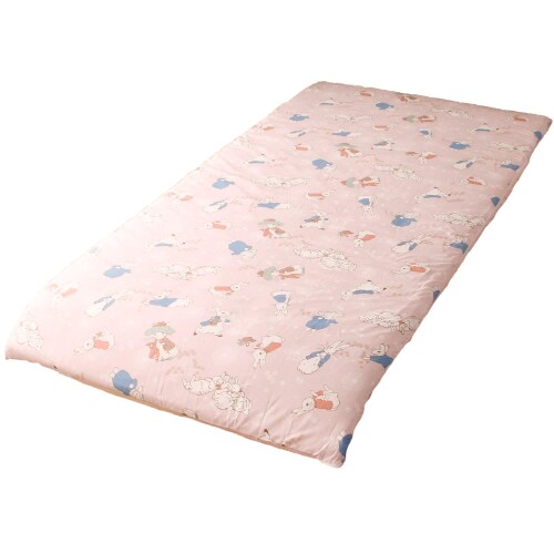 メリーナイト ピーターラビット(TM) 敷布団カバー 「フラッフ」 ペールピンク 約105×215cm シングルロング 出し入れ簡単 片側210cmファスナー 敷きふとんサイズ 100×210cm用 ポリエステル ピーチスキン加工 滑らかな肌触り速乾 シワになりにくい お手入れ簡単 落ち着いた色合い 大人可愛い プリント柄 ベンジャミン・バニーTM こねこのトムTM 洗える PR132008-16 素材:ポリエステル 100%。ピーチスキン加工で滑らかな肌触り。 天然素材と比べて乾きやすく洗濯後もシワになりにくくお手入れも簡単です。 布団の出し入れがしやすい片側210cmファスナー仕様 表面プリント柄/裏面無地カラー、裏表がわかりやすいデザイン。 製品サイズ:約105×215cm(シングルロングサイズの敷布団用) ピーターラビット(TM)柄の敷き布団カバー。ピーター達がたんぽぽの花と綿毛で遊んだりお昼寝している姿が描かれています。手書き風のタッチと明るいワントーンカラーでまとめたカバーは、可愛くなりすぎないカジュアルな雰囲気に寝室を演出します。 ポリエステル素材にピーチスキン加工を施し滑らかな肌触り。天然素材と比べて乾きやすく洗濯後もシワになりにくくお手入れも簡単です。 100×210cm用の敷布団用カバー。出し入れしやすい 片サイド210cmファスナー使用。 丸洗いOK。洗濯機使用の場合は洗濯ネットを使用。乾燥機の使用は避けてください。 ※製品に縫いこまれている表示に従ってお取扱い下さい。 小栗株式会社は日本の寝具メーカーです。 商品コード20077199734商品名メリーナイト ピーターラビット(TM) 敷布団カバー 「フラッフ」 ペールピンク 約105&times;215cm シングルロング 出し入れ簡単 片側210cmファスナー 敷きふとんサイズ 100&times;210cm用 ポリエステル ピーチスキン加工 滑らかな肌触り速乾 シワになりにくい お手入れ簡単 落ち着いた色合い 大人可愛い プリント柄 ベンジャミン・バニー&trade; こねこのトム&trade; 洗える PR132008-16型番PR132008-16サイズシングルカラー「フラッフ」 ペールピンク※他モールでも併売しているため、タイミングによって在庫切れの可能性がございます。その際は、別途ご連絡させていただきます。※他モールでも併売しているため、タイミングによって在庫切れの可能性がございます。その際は、別途ご連絡させていただきます。
