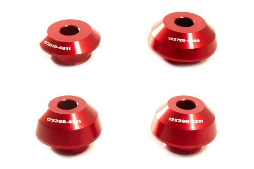 寺本自動車商会(TERAMOTO) パフォーマンスカラー 21- GROM(JC92)/22- Dax125(JB04/JB06) フロント/リアセット レッド H-SET02-01 適合車種:21- GROM(JC92)/22- Dax125(JB04/JB06) フロント/リアセット レッド 【純正カラーと入れ替えるだけ!カスタム感がアップするパフォーマンスカラー】 一般的にはホイールカラーやアクスルカラーと呼ばれるカスタムパーツです。 ■車種専用設計の為、純正ホイールカラーと入れ替えるだけの簡単装着が可能。 ■テーパー形状を採用!メンテナンス時には入れやすく、外しやすくなり作業効率がアップ。 ■形状に加えてリブがあることで引っかかりにくく、脱落しにくい仕様に。 鈴鹿8時間耐久ロードレースでも実際に使用! レースシーンにおける効率 ■耐久性をフィードバッグし、製品化致しました。 ※注意 ※ この製品は純正のホイールカラーと入れ替えて使用します。 ホイールやベアリング等が純正から変更されている場合は取り付けができない可能性があります。 ダストシールが劣化している場合は交換してください。 商品コード20081635738商品名寺本自動車商会(TERAMOTO) パフォーマンスカラー 21- GROM(JC92)/22- Dax125(JB04/JB06) フロント/リアセット レッド H-SET02-01型番H-SET02-01サイズフロント/リアセットカラーレッド※他モールでも併売しているため、タイミングによって在庫切れの可能性がございます。その際は、別途ご連絡させていただきます。※他モールでも併売しているため、タイミングによって在庫切れの可能性がございます。その際は、別途ご連絡させていただきます。