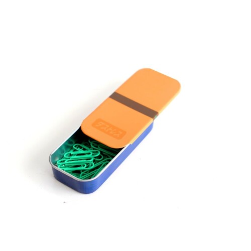 日本理化学 なつかしの黒板拭きシリーズ ゼムクリップ ブリキ缶 DRF-B-Z レトロ&ノスタルジーななつかしの黒板ふきシリーズ 【特長】黒板ふきの形をしたスライドタイプの小さなブリキ缶に封入 【サイズ】W95×D43×H17mm 黒板ふきの形をしたスライドタイプの小さなブリキ缶!中には黒板をイメージした緑色のゼムクリップが30個入っています。小さな文具ケースを、ぜひデスクに! 商品コード20068773752商品名日本理化学 なつかしの黒板拭きシリーズ ゼムクリップ ブリキ缶 DRF-B-Z型番DRF-B-Zカラー黒板ふき※他モールでも併売しているため、タイミングによって在庫切れの可能性がございます。その際は、別途ご連絡させていただきます。※他モールでも併売しているため、タイミングによって在庫切れの可能性がございます。その際は、別途ご連絡させていただきます。
