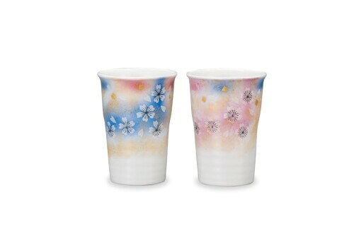 マルサン宮本『九谷焼』ペアフリーカップ 花の舞 AP8-0800 サイズ:共に(口径8.2×高さ11.5cm・容量320cc) 素材・材質:磁器 生産国:日本 化粧箱入 『いこいのひととき』 伝統工芸品の九谷焼でありながら、お手頃な価格で食卓を彩ります。 化粧箱入りなので贈り物としてもお使い頂けます。 商品コード20081753765商品名マルサン宮本『九谷焼』ペアフリーカップ 花の舞 AP8-0800型番AP8-0800※他モールでも併売しているため、タイミングによって在庫切れの可能性がございます。その際は、別途ご連絡させていただきます。※他モールでも併売しているため、タイミングによって在庫切れの可能性がございます。その際は、別途ご連絡させていただきます。