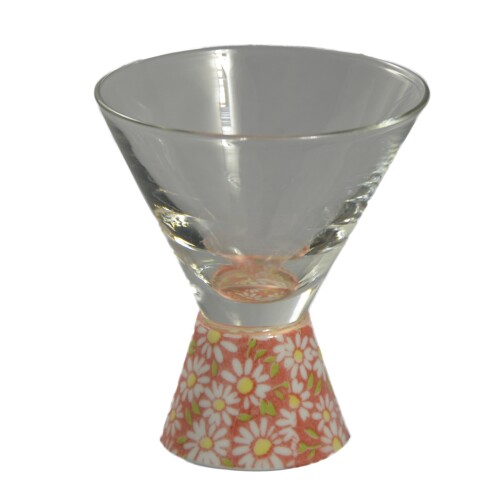 有田焼 浪漫グラス SAKE GLASS 台形 赤小菊 HT-18-7 サイズ:約直径7.8×高さ8.6cm 素材:本体-ガラス,脚-磁器 生産国:日本 容量:約80ml 箱:化粧箱 有田焼×ガラス 有田浪漫グラス 透明なガラスと400年の歴史と伝統を持つ有田焼の脚部とを融合させることで世界に通じる新しい逸品に仕上げました 化粧箱入で贈り物にお薦めです 商品コード20081785765商品名有田焼 浪漫グラス SAKE GLASS 台形 赤小菊 HT-18-7型番HT-18-7サイズ丸形カラー赤小菊※他モールでも併売しているため、タイミングによって在庫切れの可能性がございます。その際は、別途ご連絡させていただきます。※他モールでも併売しているため、タイミングによって在庫切れの可能性がございます。その際は、別途ご連絡させていただきます。