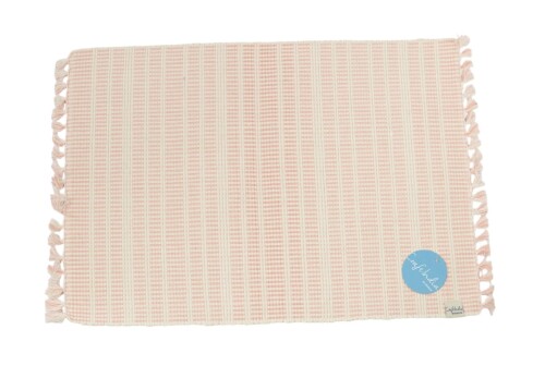 フレンズヒル ランチマット スキップストライプ ピンク 素材:綿100% 製造:インド サイズ:約32×45cm Made in indiaならではの素朴な風合いが魅力のランチマット。インドの職人が1点ずつ丁寧に作り上げています。 デイリーユースはもちろん、特別な日のテーブルコーディネートにも。明るいカラーをベースに軽やかな印象を与えるスキップストライプのデザインでテーブルを明るく演出します。 Made in indiaならではの素朴な風合いが魅力のランチマット。インドの職人が1点ずつ丁寧に作り上げています。デイリーユースはもちろん、特別な日のテーブルコーディネートにも。明るいカラーをベースに軽やかな印象を与えるスキップストライプのデザインでテーブルを明るく演出します。 商品コード20077997768商品名フレンズヒル ランチマット スキップストライプ ピンク型番ZS-130-01サイズサイズ：約32&times;45cmカラースキップストライプ（ピンク）※他モールでも併売しているため、タイミングによって在庫切れの可能性がございます。その際は、別途ご連絡させていただきます。※他モールでも併売しているため、タイミングによって在庫切れの可能性がございます。その際は、別途ご連絡させていただきます。