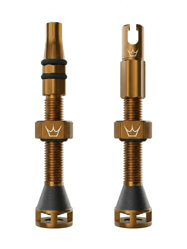 Peaty's (ピーティーズ) チューブレスバルブ Holeshot Fast Flow Tubeless Valves Bourbon 42mm 大口径設計: スムーズなエア充填を実現する最適化されたエアフロー構造により、チューブレスタイヤのセットアップや日常のエア充填を快適にサポートします シーラント詰まり防止: シーラントが詰まりにくい内部設計により、安定したエアフローを維持しやすく、メンテナンス時の清掃性にも優れています 高い互換性: タイヤインサート対応デザインとPrestaポンプヘッド対応により、特別なアダプターなしで幅広いホイールに使用可能です 高耐久素材採用: 7075アルミシャフトとステンレスコアを採用した高耐久設計により、ハードなライディング環境にも対応します 豊富なラインナップ: 42mm / 60mm のサイズ展開と豊富なカラーバリエーションにより、バイクコーディネートやカスタムに対応します 幅広い対応車種: MTB、グラベルバイク、ロードバイクなど、さまざまなカテゴリーのチューブレスホイールに対応しています Peaty’s Holeshot Fast Flow Tubeless Valves は、チューブレスタイヤユーザーのために開発された、高性能チューブレスバルブです。 内部エアフローを最適化した大口径構造により、空気をスムーズに送り込みやすく、チューブレスタイヤのセットアップや日常のエア充填を快適にサポート。 MTB ■グラベル ■ロードバイクなど、さまざまなカテゴリーのチューブレスホイールに対応します。 バルブ内部はシーラントが詰まりにくい設計を採用。 メンテナンス時の清掃性にも配慮されており、安定したエアフローを維持しやすい仕様です。 本体には軽量かつ高強度な7075アルミニウムを使用し、バルブコアには耐久性に優れたステンレス素材を採用。 ハードなライディング環境にも対応する、高耐久仕様に仕上げられています。 さらに、タイヤインサート対応デザインを採用しているため、インサート使用時でも空気の通り道を確保。 一般的なPresta(仏式)ポンプヘッドに対応し、特別なアダプターなしで使用可能です。 42mm / 60mmのサイズをラインナップし、多くのホイールに対応。 豊富なカラーバリエーションにより、バイクコーディネートやカスタムにも最適です。 【対応】 ■MTB ■グラベルバイク ■ロードバイク ■チューブレスホイール対応 【特徴】 ■大口径エアフロー設計 ■シーラント詰まりを軽減する内部構造 ■7075アルミボディ採用 ■ステンレス製バルブコア ■タイヤインサート対応 ■Presta(仏式)対応 ■軽量&高耐久仕様 ■豊富なサイズ&カラー展開 商品コード20082300176商品名Peaty's (ピーティーズ) チューブレスバルブ Holeshot Fast Flow Tubeless Valves Bourbon 42mm型番PTV-HFF-42-BRB-1サイズ42mmカラーBourbon※他モールでも併売しているため、タイミングによって在庫切れの可能性がございます。その際は、別途ご連絡させていただきます。※他モールでも併売しているため、タイミングによって在庫切れの可能性がございます。その際は、別途ご連絡させていただきます。
