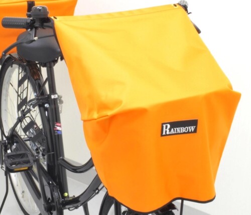 岡製作所 自転車カゴカバー フロント用 オレンジ (ファブリック) 岡製作所 自転車カゴカバー　フロント用 オレンジ (ファブリック) メーカー 岡製作所 サイズ 幅400mm×奥行(上面部)400mm×高さ260mm 原産国 日本 素材 ファブリック 特徴 ■幌やテントなどに使用される丈夫な厚手の生地を採用し、堅牢で耐久性も抜群のバスケットカバー ■荷物の飛び跳ね防止だけでなく、突然の雨から荷物を守り、不意のひったくりにも防犯効果を発揮 ■シンプルな構造でバスケットをしっかりカバーでき、オープンの時も片側のフックを外すだけで簡単 ■手作業でひとつひとつ縫製される安心の日本製 ■小ロット生産のため希少価値の高さも魅力 ■財団法人 全国防犯協会連合会推薦《推薦番号 第576号》 ■財団法人 東京防犯協会連合会推薦《推薦番号 第434号》 ■実用新案登録 商品コード20081751774商品名岡製作所 自転車カゴカバー フロント用 オレンジ (ファブリック)サイズ幅400mm&times;奥行（上面部）400mm&times;高さ260mmカラーオレンジ※他モールでも併売しているため、タイミングによって在庫切れの可能性がございます。その際は、別途ご連絡させていただきます。※他モールでも併売しているため、タイミングによって在庫切れの可能性がございます。その際は、別途ご連絡させていただきます。