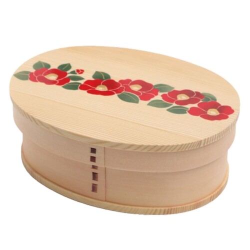 j-kitchens ごはんが固まりにくい 機能付き 弁当箱 18cm × 13.5cm × 6.8cm 700ml ウレタン/蒔絵加工 Current model サイズ:18×13.5×6.8cm 容量:約 700ml/生産地:国内仕上げ/素材・成分:天然木/杉材 昔なつかしい 曲げワッパの弁当箱です。ご飯を入れると木が余分な水分を吸収し、風味を損なわずにいただけるという昔の人の知恵が生きています。職人の手づくりにこだわった安心・安全にお使いいただける逸品です。ぜひ木目がキレイでロハスな曲げわっぱ弁当箱のご飯をお楽しみください。 この機能を損なわないように、きちんと洗ってしっかり乾かしましょう!お米から出る水分を、曲げわっぱ弁当箱が程良く吸い取ってくれるため、時間がたって冷えたごはんも美味しく食べることができます。曲げわっぱ弁当箱は木で作られています。これによって弁当箱の中の水分を調節してくれるので、夏はごはんが傷みにくく、冬はごはんが固まりにくいため、一年を通して非常に機能性の高いお弁当箱です。 ☆お手入れについて☆箱の隅の方は汚れが残りやすいので、市販の柔らかいスポンジや布などで汚れを落としてください。また、家庭用食器洗剤(漂白研磨剤なし)の使用は構いませんが、ぬるま湯などで洗われることをお薦めします。最後に熱めのお湯ですすぎ、布巾などで水分を拭き取り、日の当たらない風通しの良い場所で自然乾燥させてください。☆使い始めに漆(塗料)のにおいが気になる場合☆米のとぎ汁を温め、少量の食用酢を混ぜて拭いてください。日の当たらない風通しの良い場所に置いてください。入園・入学・新学期 製品本来の用途 ■目的に沿ってお使いください。 火のそばや直火 ■オーブン等の使用はしないでください。 電子レンジや食器洗浄機 ■乾燥機の使用はしないでください。 水またはお湯(ぬるま湯)に長時間浸すのは厳禁です。(つけ置き洗い) 内容物で水分の多いものは入れないでください。 (横向きになった際にもれるおそれがあります。) ☆天然木について☆ 木は自然界の恵みをうけながら、雨風、気温の変化など四季の移り変わりの中で たくましく成長してゆきます。 そう 商品コード20081659776商品名j-kitchens ごはんが固まりにくい 機能付き 弁当箱 18cm &times; 13.5cm &times; 6.8cm 700ml ウレタン/蒔絵加工 Current model型番4582732454772サイズ中カラーマルチ※他モールでも併売しているため、タイミングによって在庫切れの可能性がございます。その際は、別途ご連絡させていただきます。※他モールでも併売しているため、タイミングによって在庫切れの可能性がございます。その際は、別途ご連絡させていただきます。