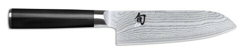貝印 旬 Classic 三徳 包丁 135mm 三徳包丁 KAI Shun DM0727 【季節の移ろいを味わい楽しむための包丁ブランド「旬」】「旬」は、貝印を代表する高級包丁ブランドのひとつです。｢季節の移り変わりを楽しむための道具｣というコンセプトで作られたラインで、様々な生活シーンにあった多彩なシリーズを展開しています。 【基本調理を1本でこなせる万能包丁】菜切り包丁、刺身包丁、牛刀の3つの魅力を合わせて作られた「三徳」包丁。野菜、魚介、肉いずれの素材も軽快に切ることができます。アゴの部分を使えば、ジャガイモの芽など、不要な部分を除く作業も可能。一般的な小三徳のサイズ感で、女性も扱いやすいのが魅力です。 【美しい模様のダマスカス材】積層鍛造法で作られた刃は、33層構造のまるで木目のような美しい模様が特徴です。黒の持ち手と相まって重厚感漂う趣は、日本刀を彷彿させます。 【鋭い切れ味をより長く楽しめる】芯材にはVGMaxと呼ばれる硬度の高いものを使用。また、刃先の摩擦が少なくなるようにして、スムーズな切り心地を実現しました。耐久性に優れ、鋭い切れ味を長く楽しめます。独自の刃付け技術で叶えた、食材の繊維を壊さず切れる刃先の鋭さも特徴です。 【握りやすいハンドル】ハンドルは手に馴染みやすいようD字にシェイプされており、握りやすさを高めました。素材には強度に優れた積層強化木であるパッカーウッドを採用しています。 商品コード20082123782商品名貝印 旬 Classic 三徳 包丁 135mm 三徳包丁 KAI Shun DM0727型番DM0727サイズ135mmカラー三徳包丁※他モールでも併売しているため、タイミングによって在庫切れの可能性がございます。その際は、別途ご連絡させていただきます。※他モールでも併売しているため、タイミングによって在庫切れの可能性がございます。その際は、別途ご連絡させていただきます。